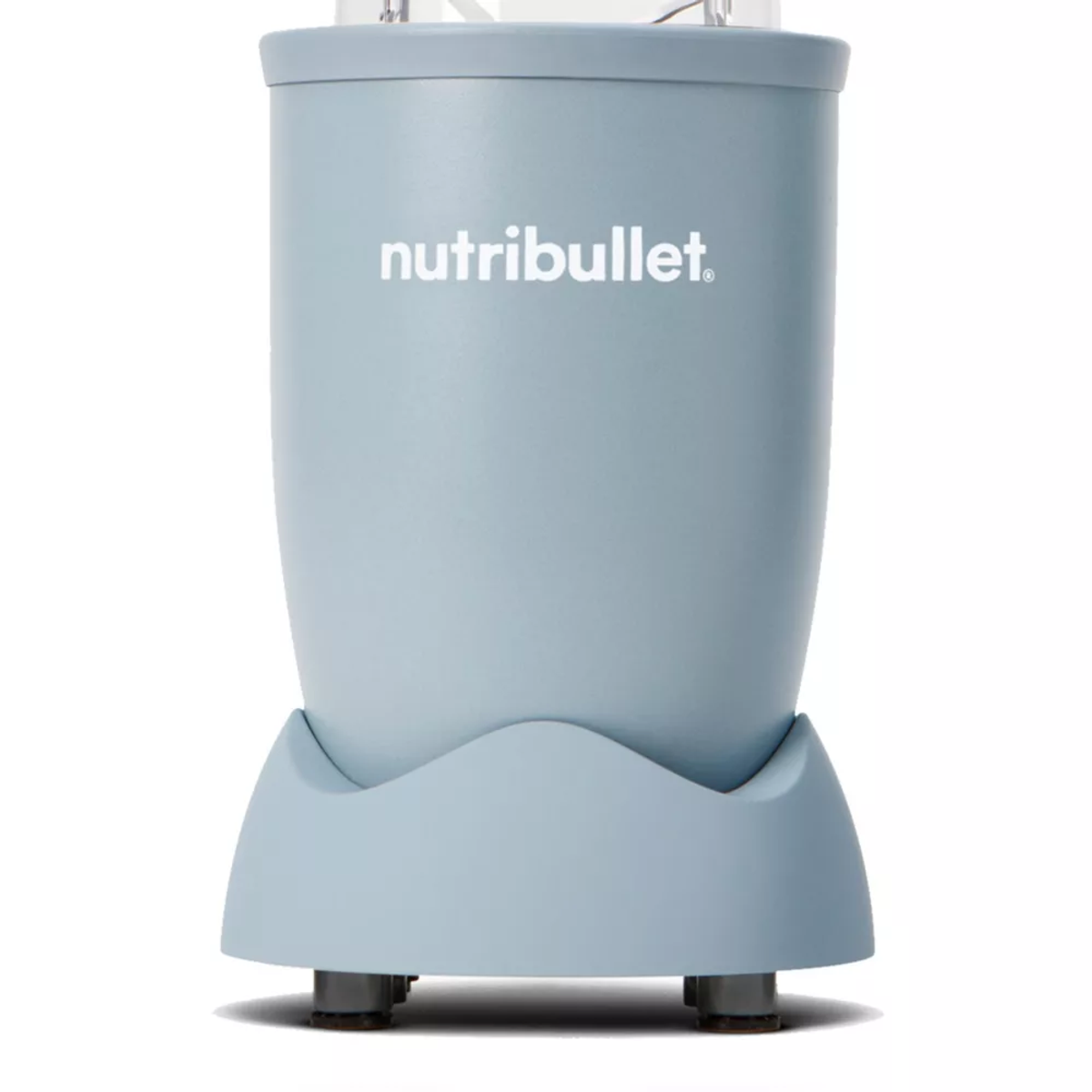 Un blender Nutribullet bleu clair. Il a une base et un grand gobelet avec le nom de la marque.