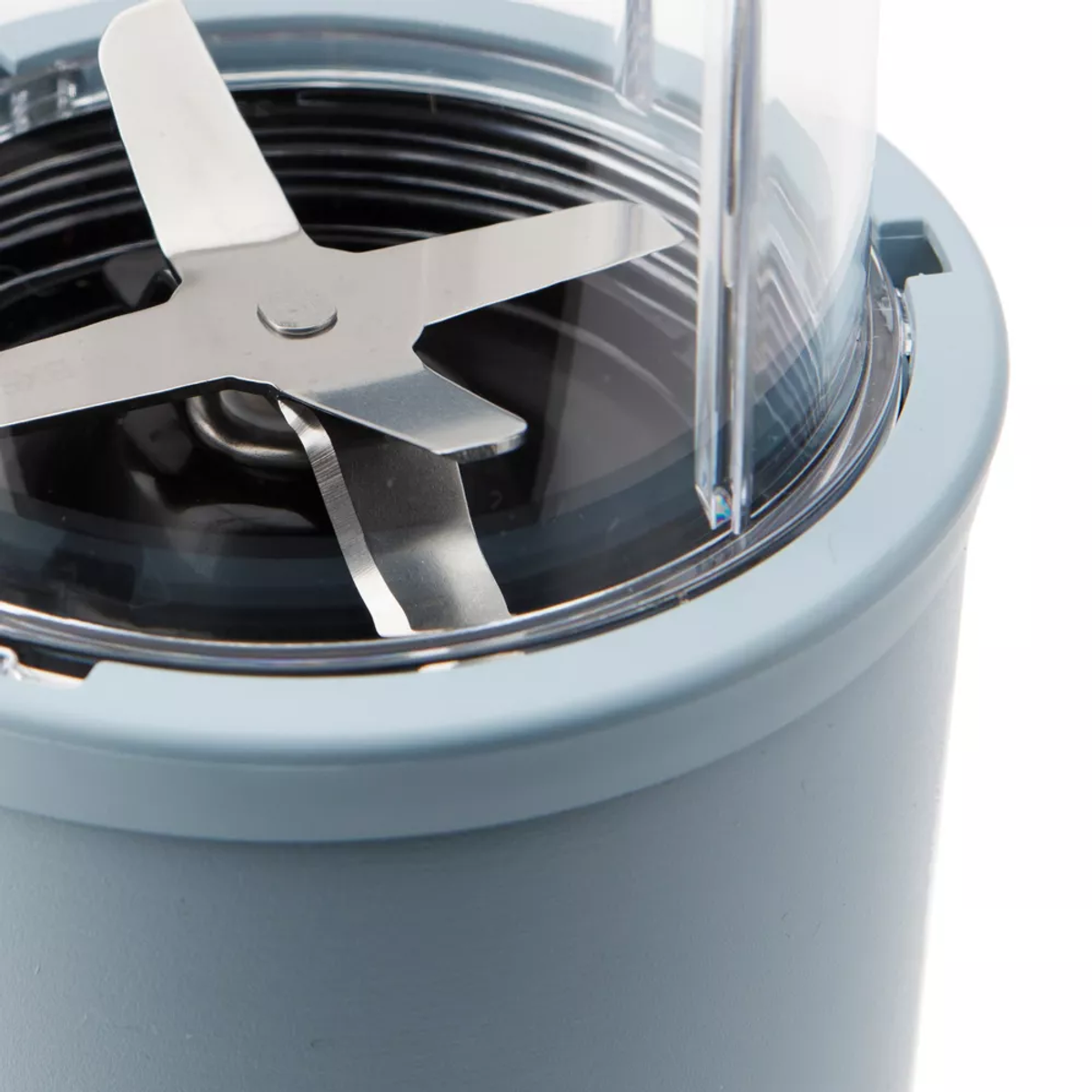 Gros plan sur une lame de blender à l'intérieur. Les lames sont en métal et tranchantes.