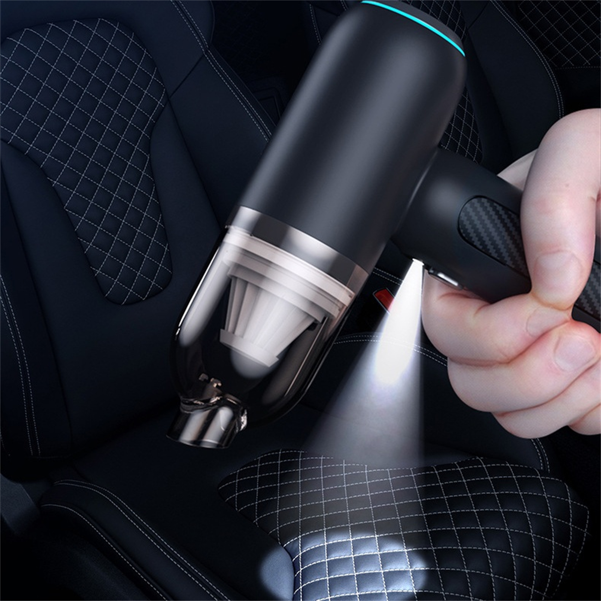 Schwarzer Handstaubsauger reinigt Autositz, Lichtstrahl sichtbar.