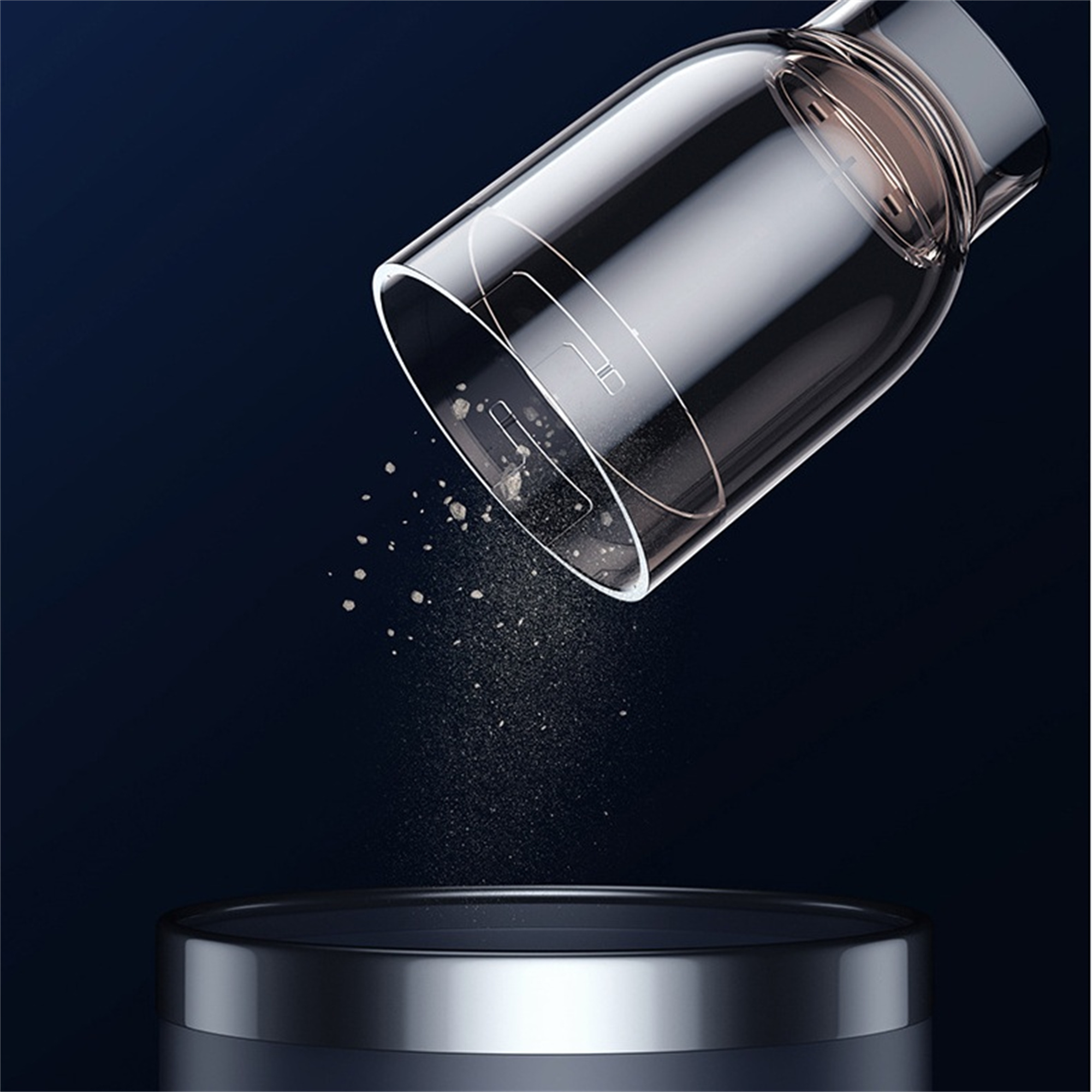 Klarer Behälter, der Pulver in eine silberne Schüssel auf dunklem blauem Hintergrund gießt.