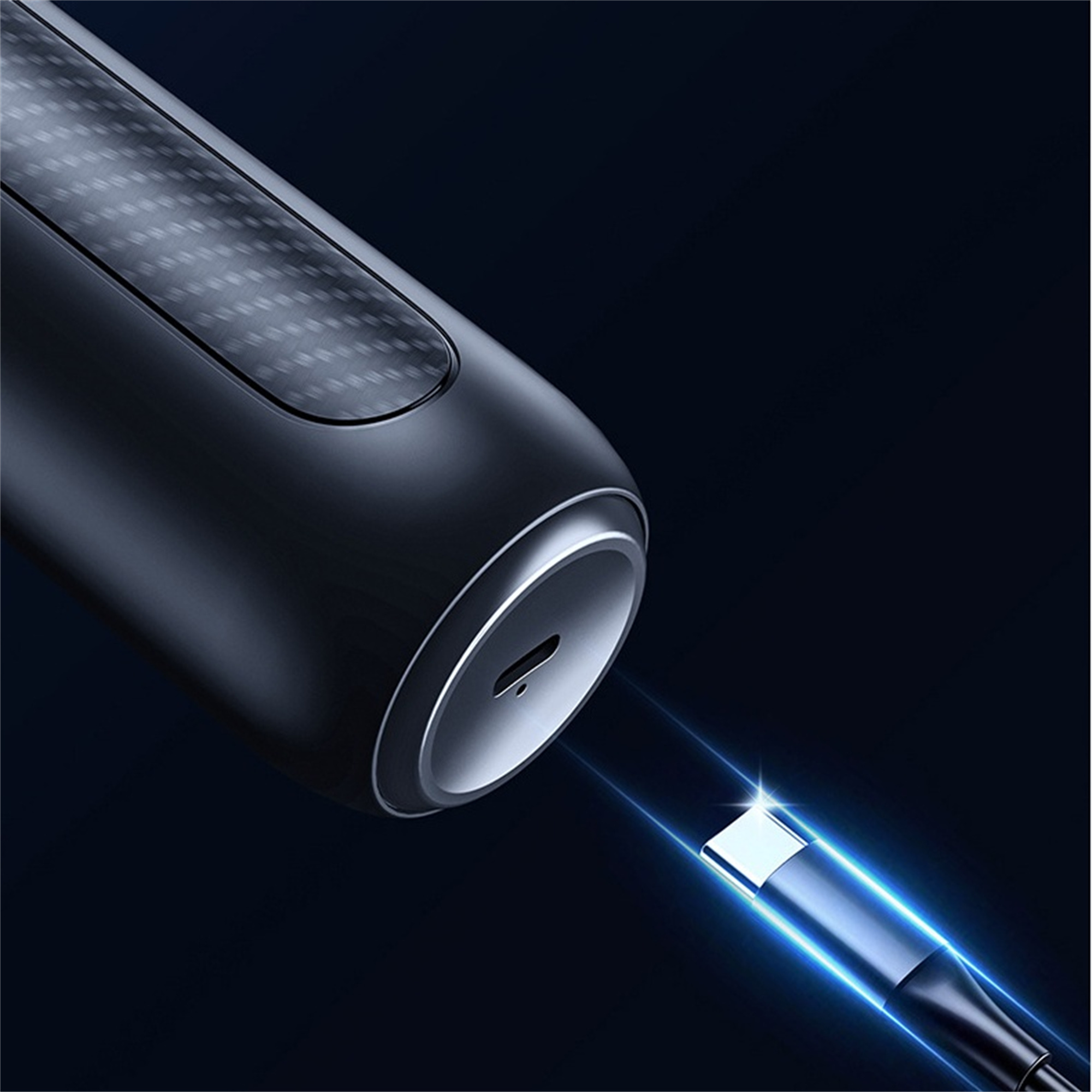 Nahaufnahme eines schwarzen Kabels mit USB-C-Ende, das mit einem Objekt verbunden ist.