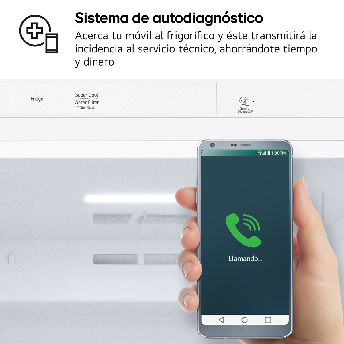 La mano de una mujer sosteniendo un teléfono que muestra una pantalla de llamada, junto a un frigorífico.