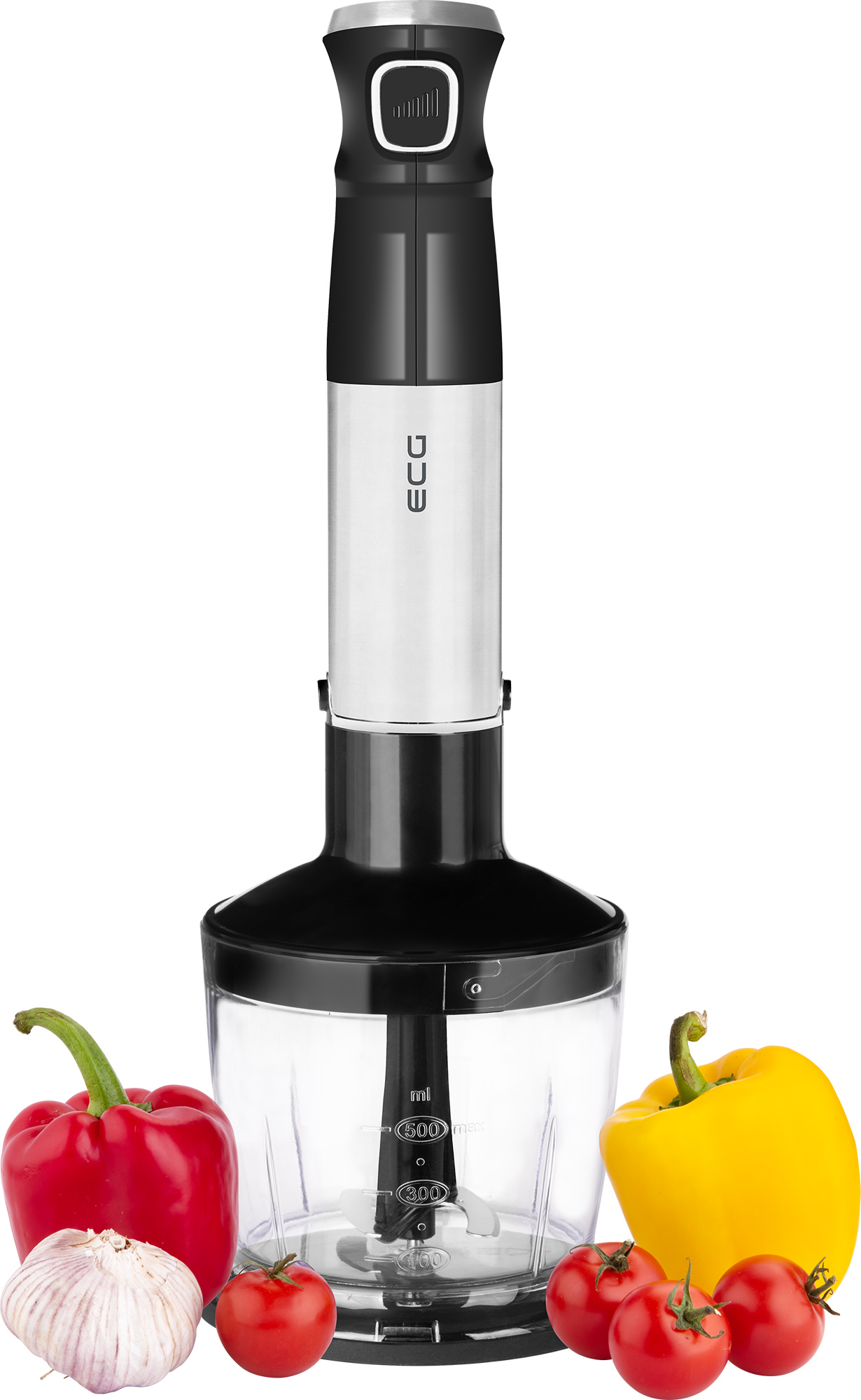 Handmixer mit Zutaten. Rote und gelbe Paprika, Tomaten und Knoblauch.