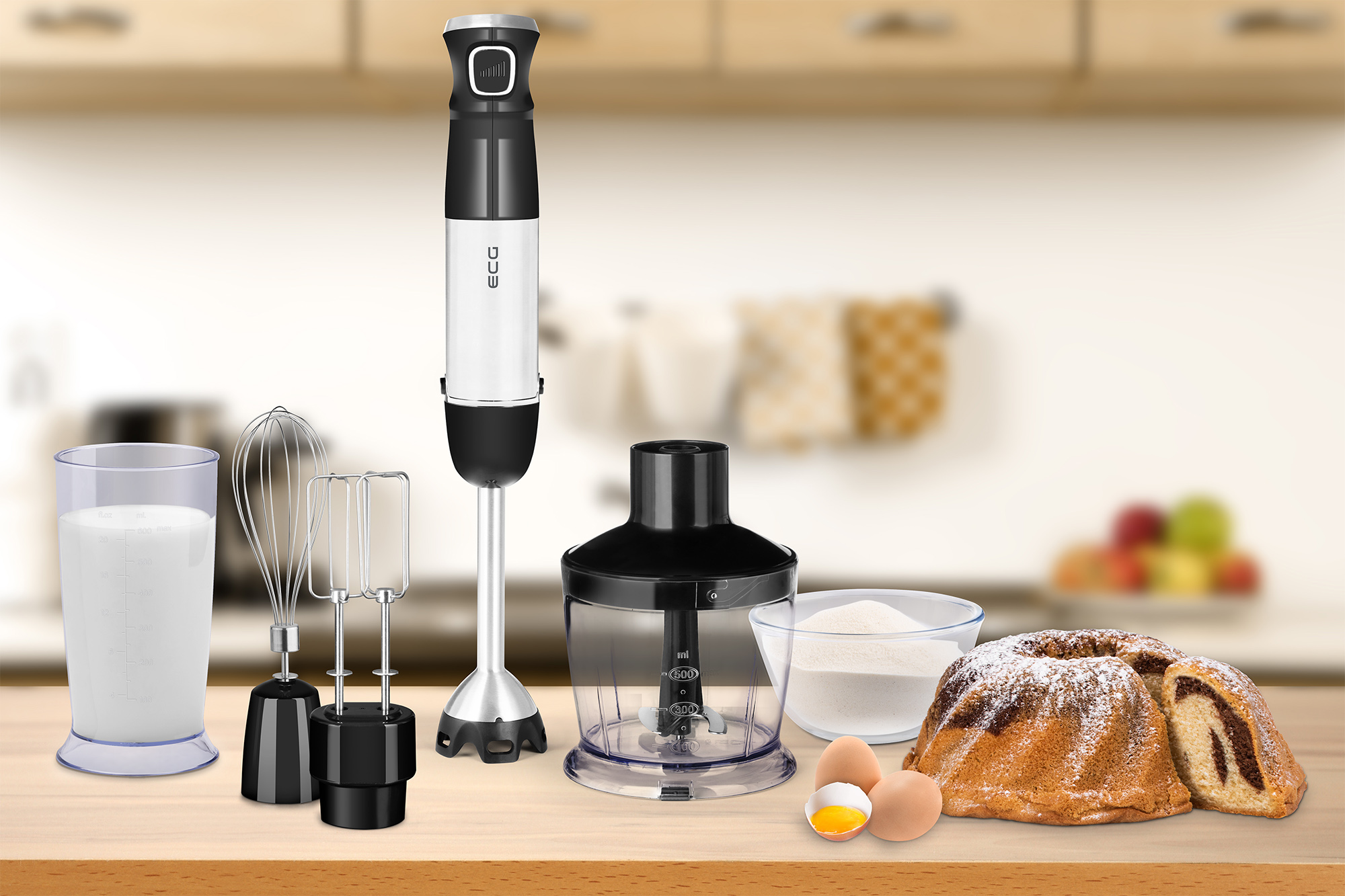 Ein Mixer mit Aufsätzen und Zutaten auf einem Holztisch in einer Küche.