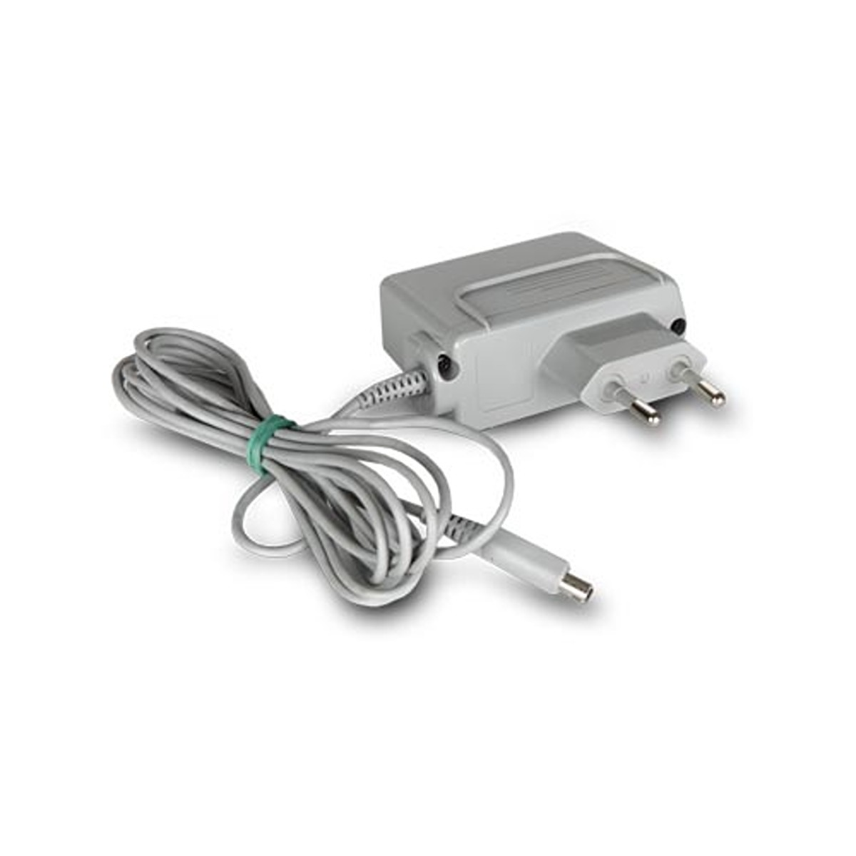 Ein weißes Netzteil mit europäischem Stecker und gewickeltem grauen Kabel.