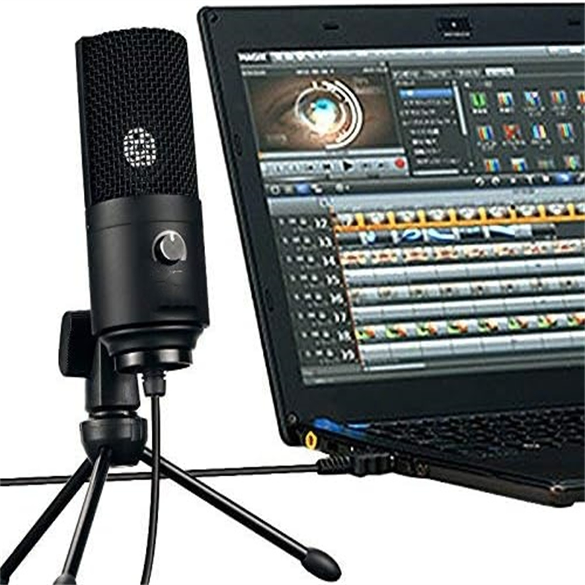 Ein schwarzes Mikrofon auf einem Ständer mit einem Laptop, der Videoschnittsoftware anzeigt.