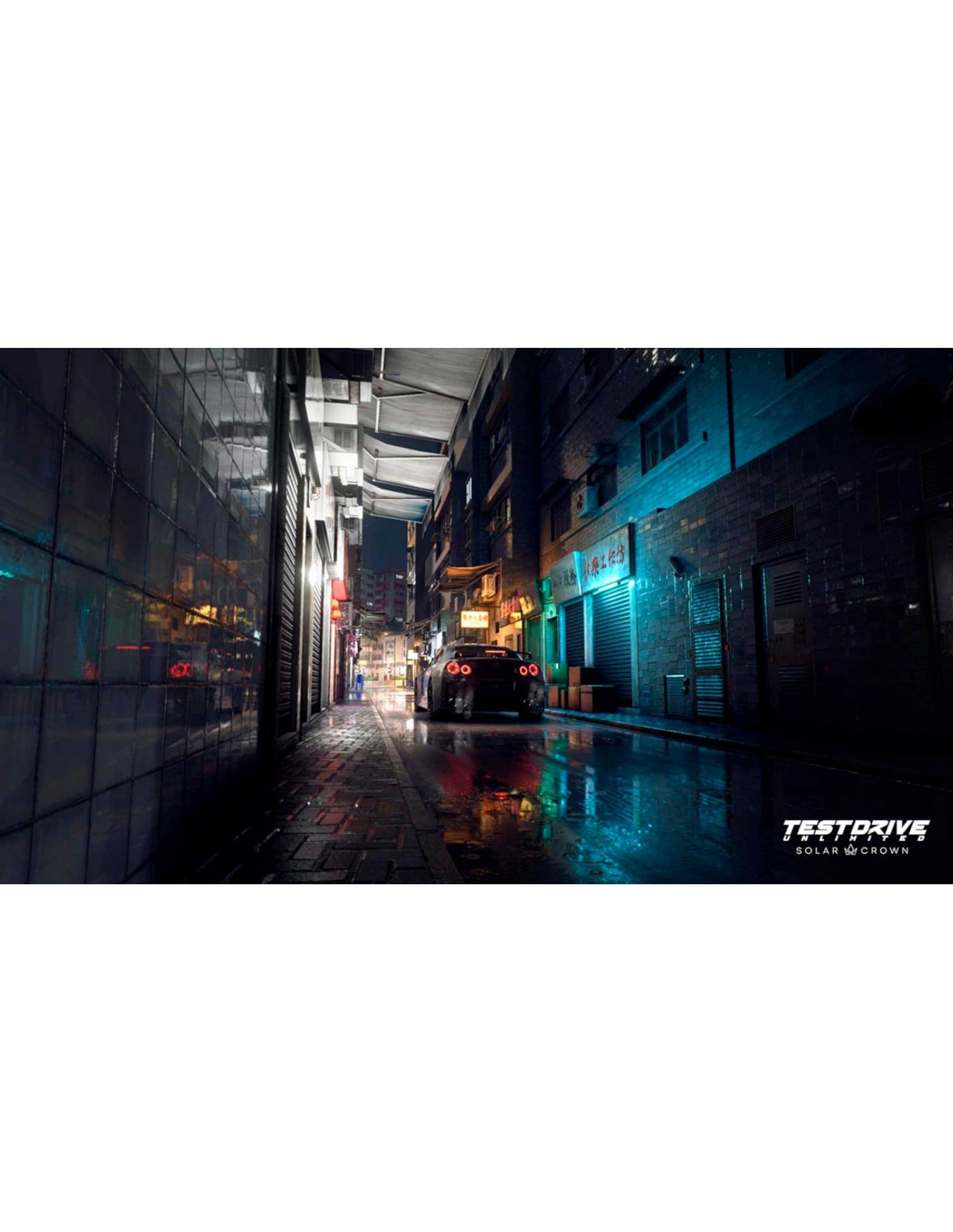 Samochód jadący nocą mokrą, neonową alejką. Widoczny jest znak 'TESTDRIVE SOLAR CROWN'.