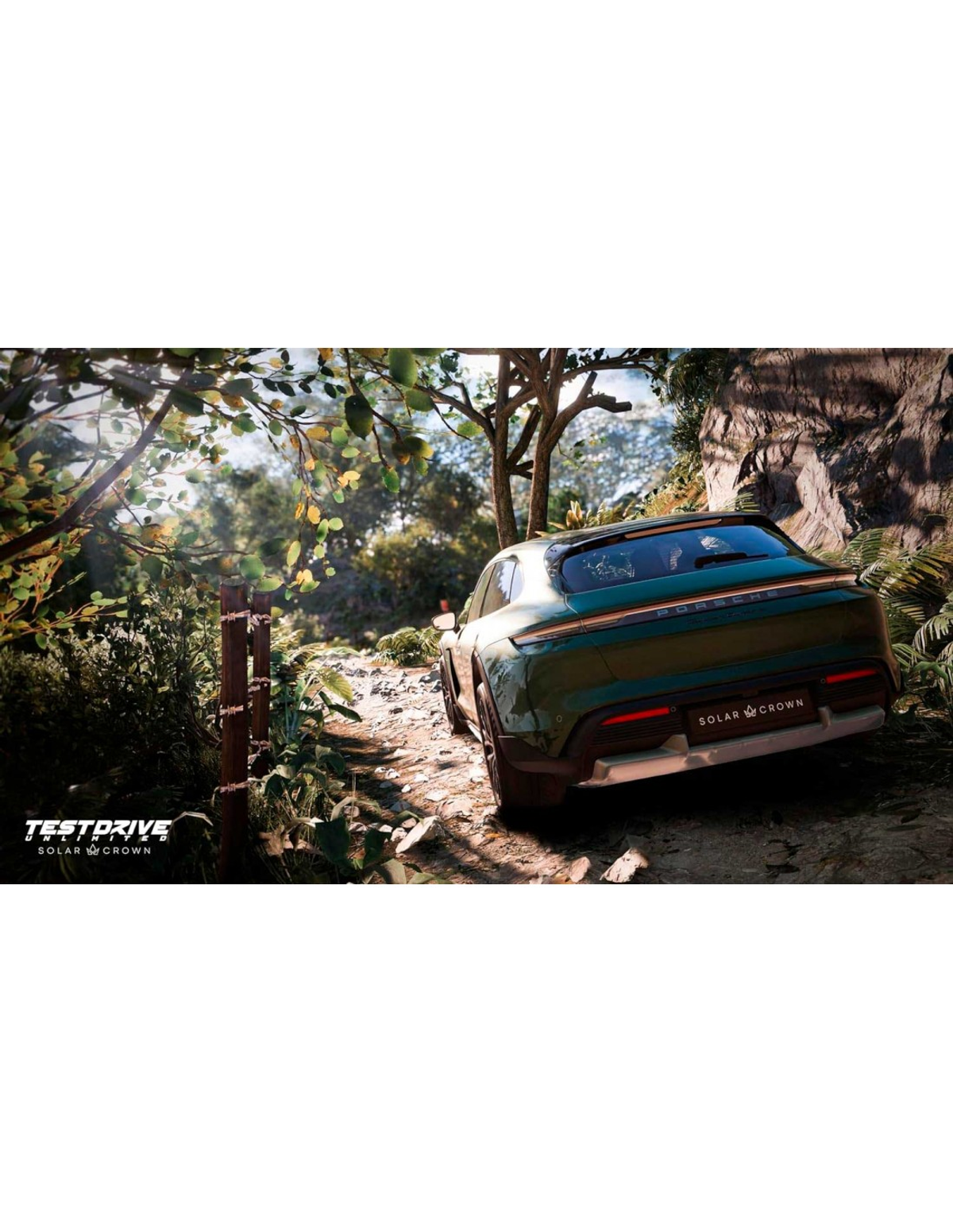 Zielony samochód jadący po polnej ścieżce w lesie. Samochód jest odwrócony od widza.