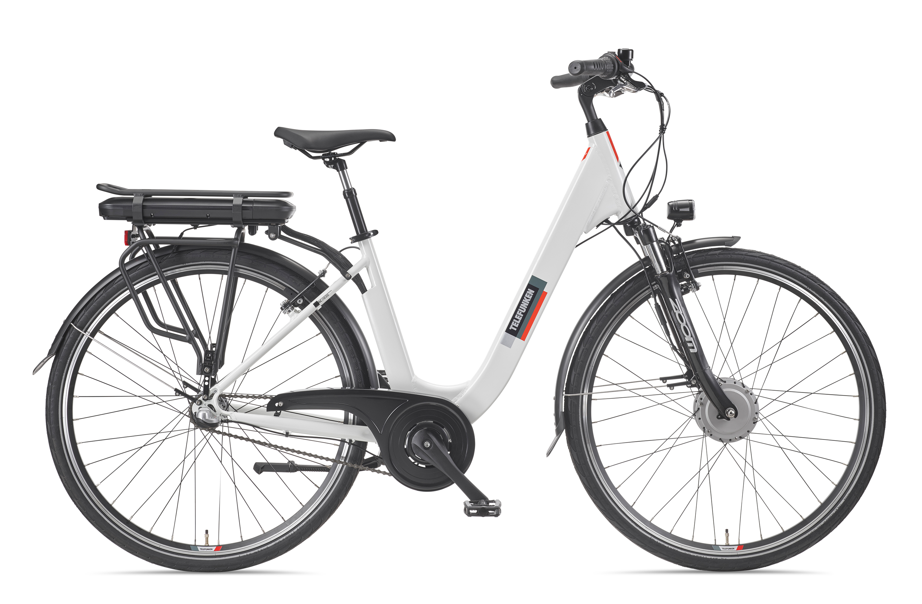 Ein weißes und rotes Elektrofahrrad steht vor weißem Hintergrund. Es hat eine schwarze Batterie und einen Korb.