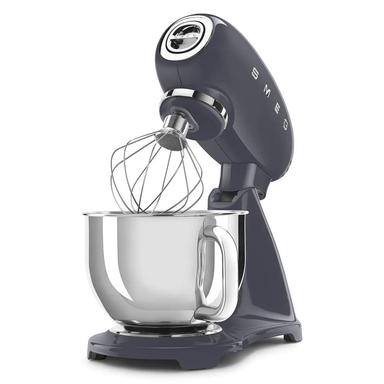 Batidora de pie Smeg gris con un bol de acero inoxidable y un accesorio de batidor, sobre un fondo blanco.