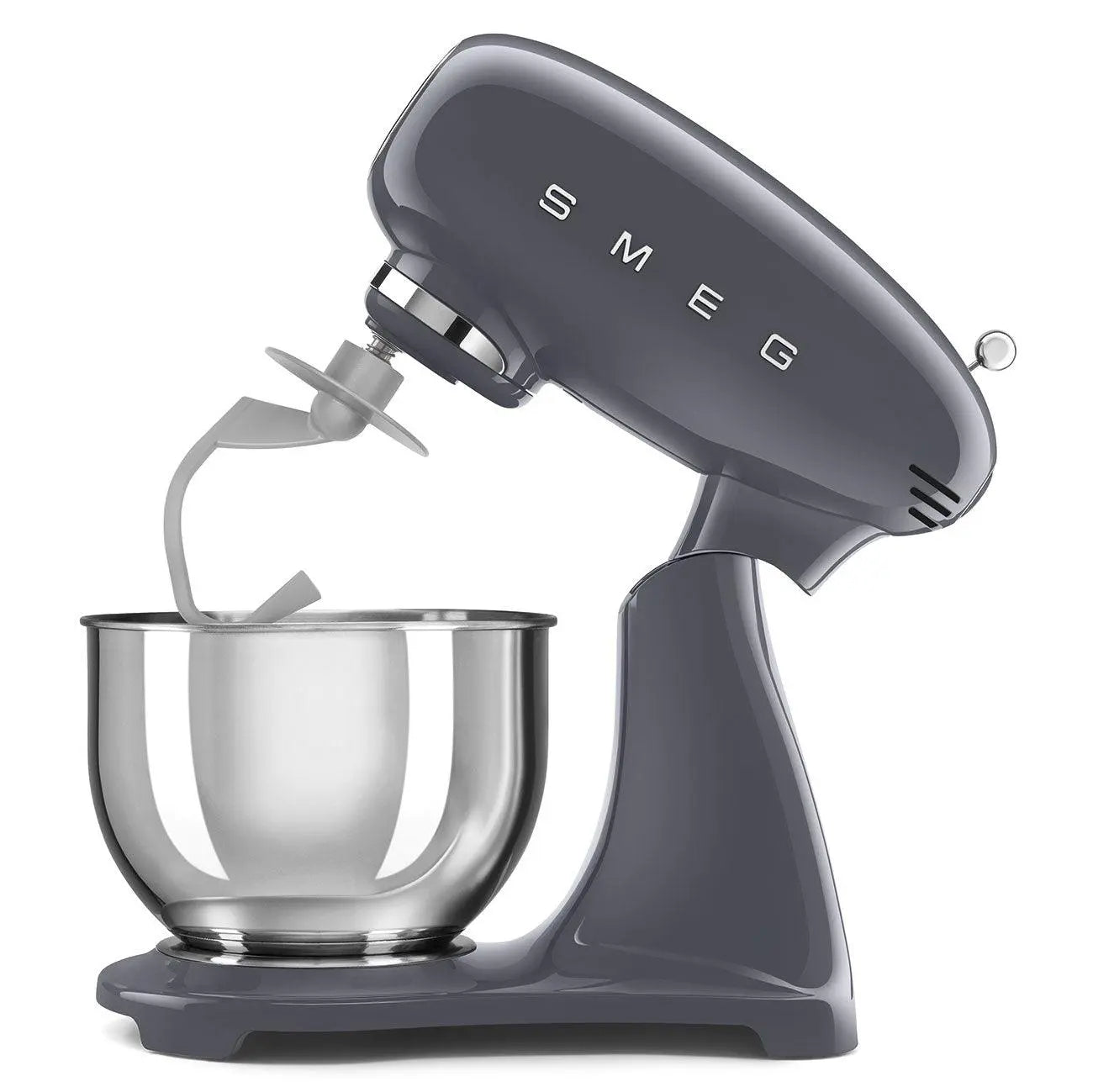 Batidora Smeg gris con cuenco de acero inoxidable y accesorios de mezcla.