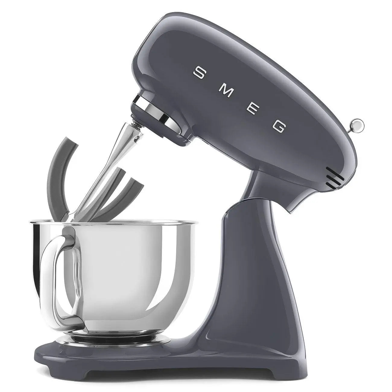 Batidora Smeg gris con cuenco y accesorios de acero inoxidable, sobre fondo blanco.