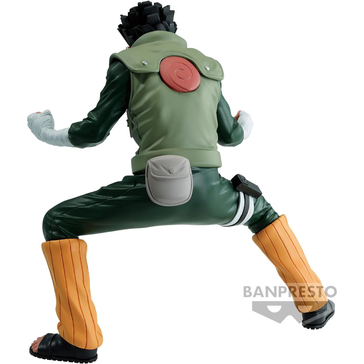 Figura de anime de un personaje masculino con ropa verde y naranja, posando en plena acción, vista trasera.