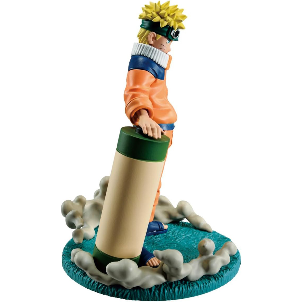 Naruto Anime-Figur steht mit einer Schriftrolle. Er trägt ein orangefarbenes Outfit. Hintergrund: weiß.