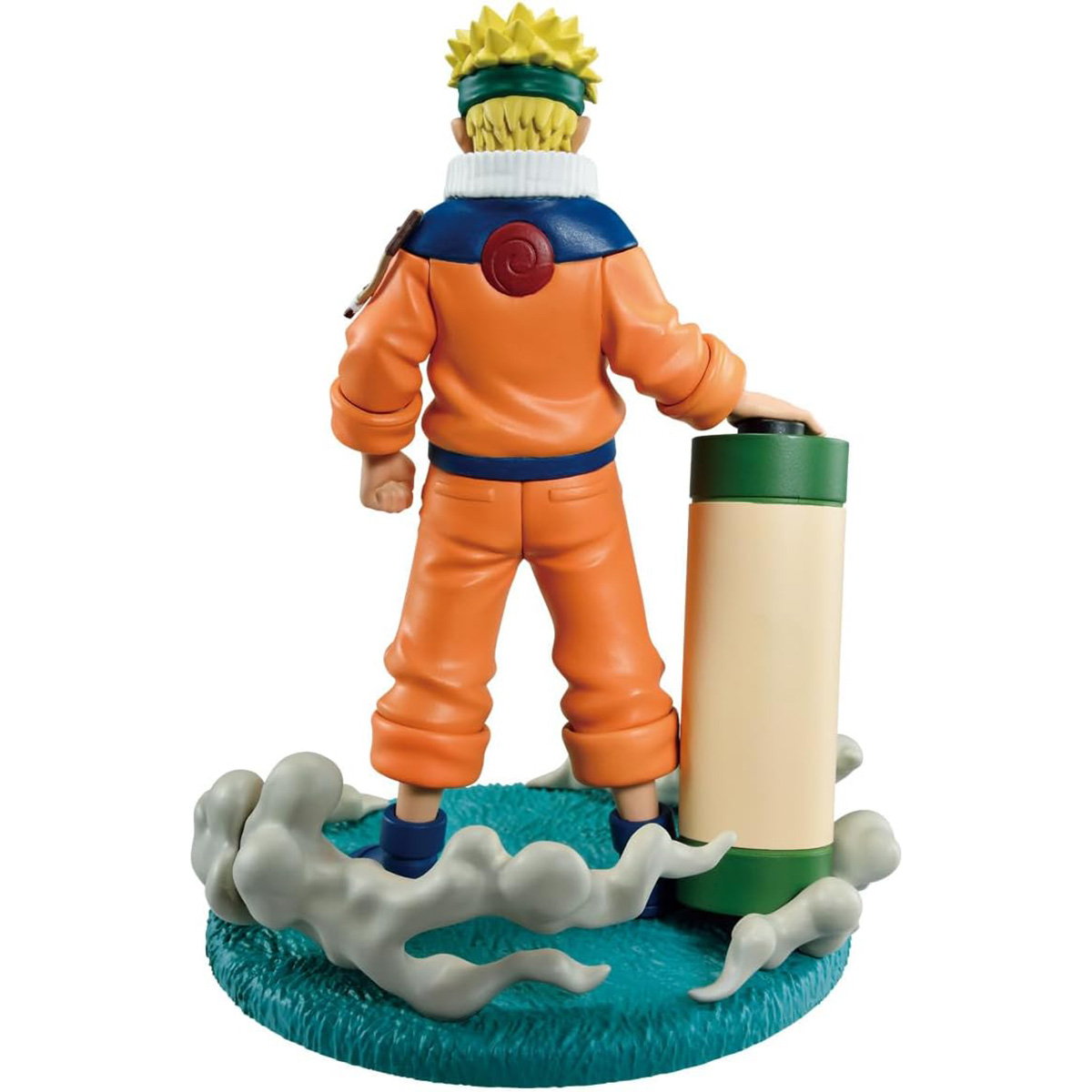 Naruto-Figur in orangefarbener Kleidung, hält eine Schriftrolle, steht auf Wolkenbasis.