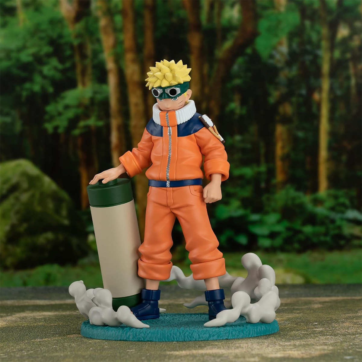 Eine Figur von Naruto in einem orangefarbenen Outfit, auf einer Basis mit Raucheffekten stehend.