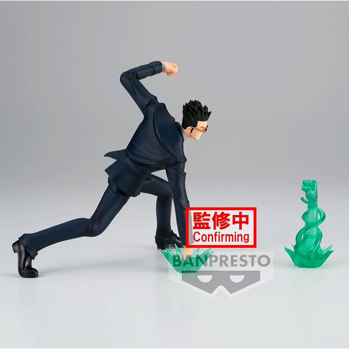Figura de anime de un hombre con traje oscuro, posando, soporte verde y etiqueta de texto.