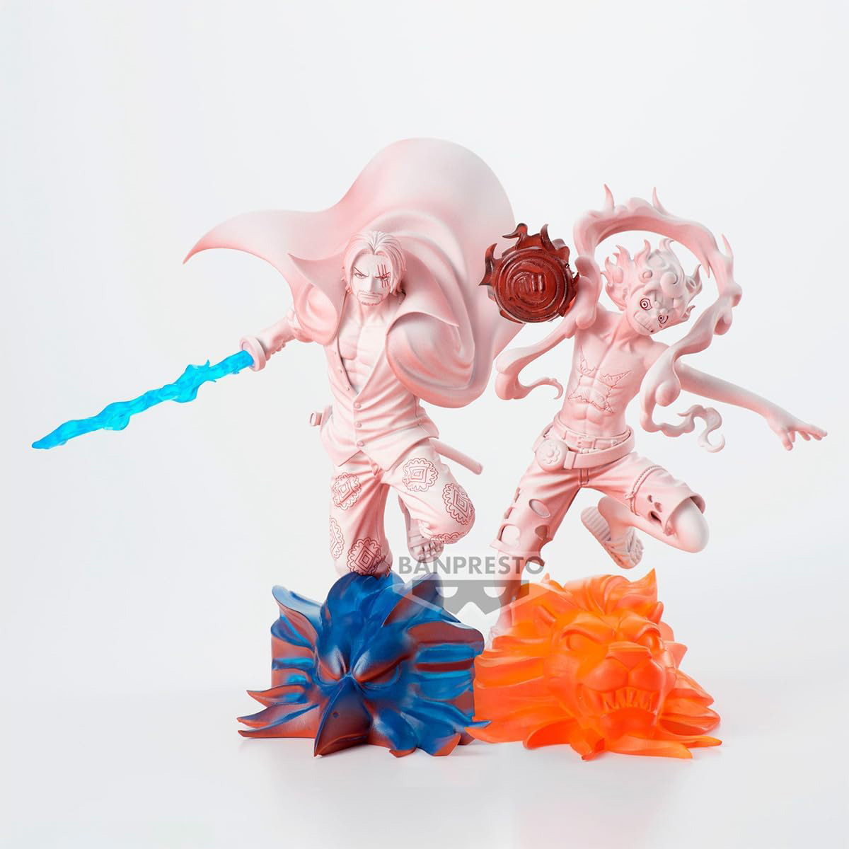 Dos figuras de anime. Una sostiene una espada de energía azul, la otra energía ardiente. Fondo blanco.