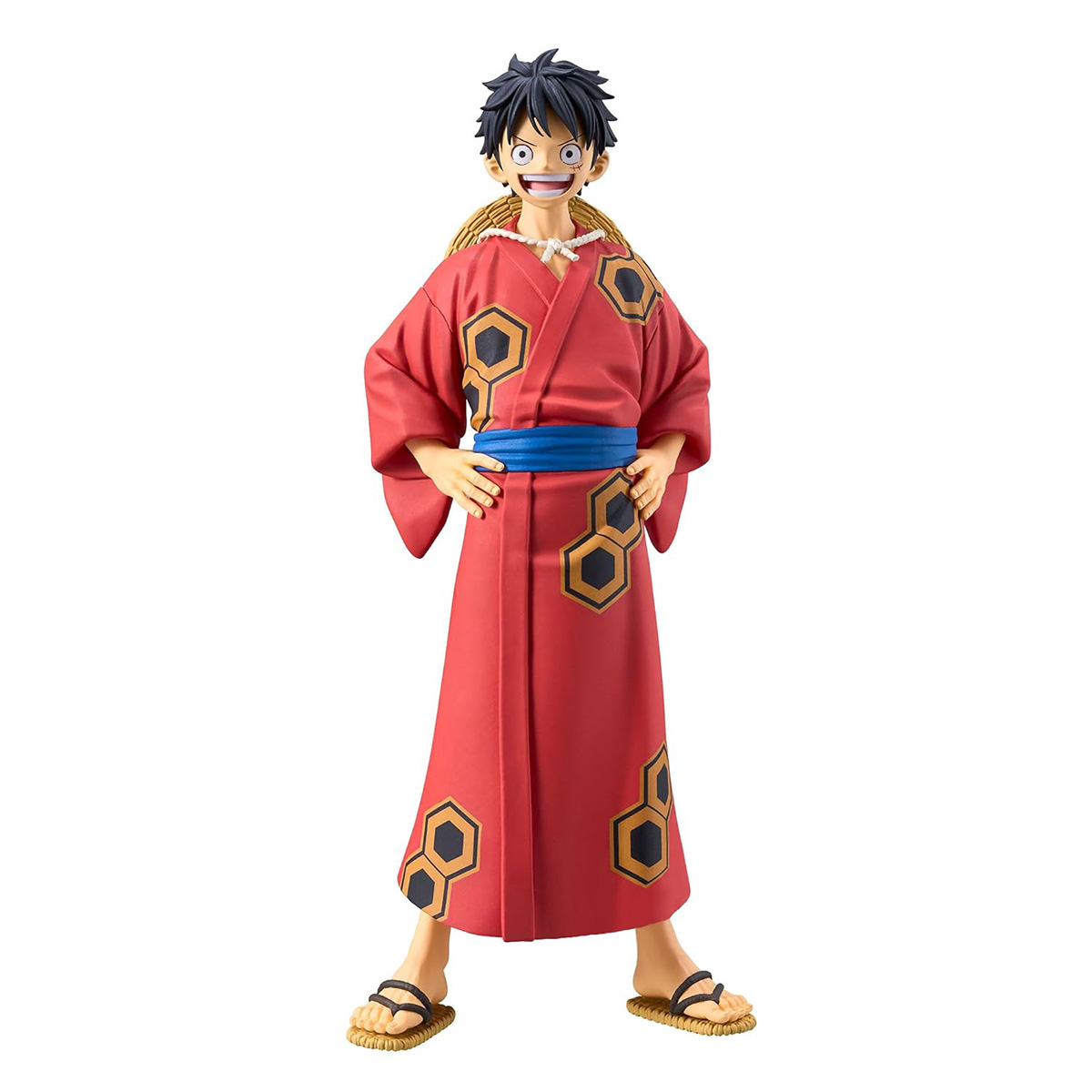 Luffy-Figur in einem roten Kimono mit schwarzen und goldenen Mustern, Strohhut und Sandalen.