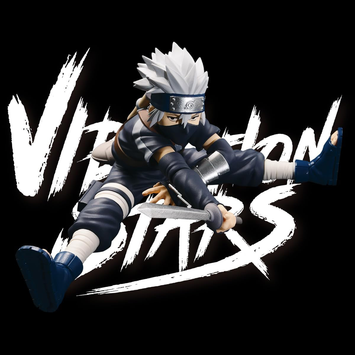 Una figura de anime de un personaje en pose de acción, sosteniendo un kunai, con un fondo negro y texto.