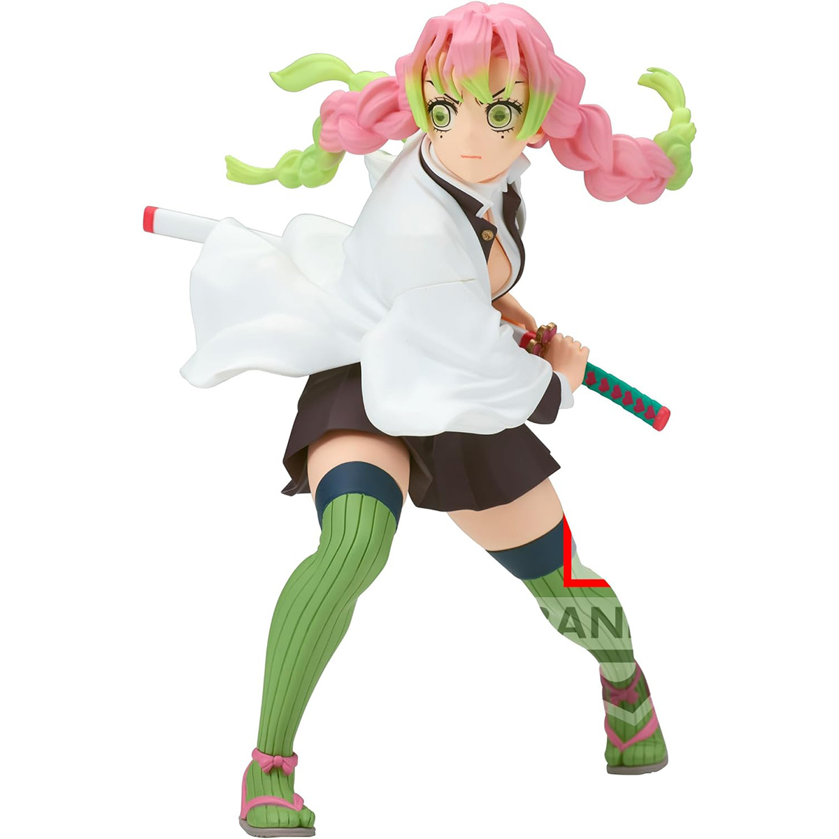 Eine Figur eines weiblichen Anime-Charakters in Aktion, der ein Schwert hält, mit rosa Haaren.