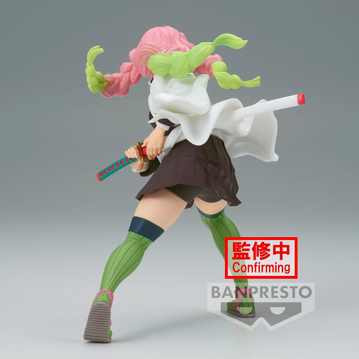 Anime-Figur einer Frau mit rosa Haaren, die ein Katana hält. Sie trägt einen Rock, grüne Socken und einen Bestätigungsaufkleber.