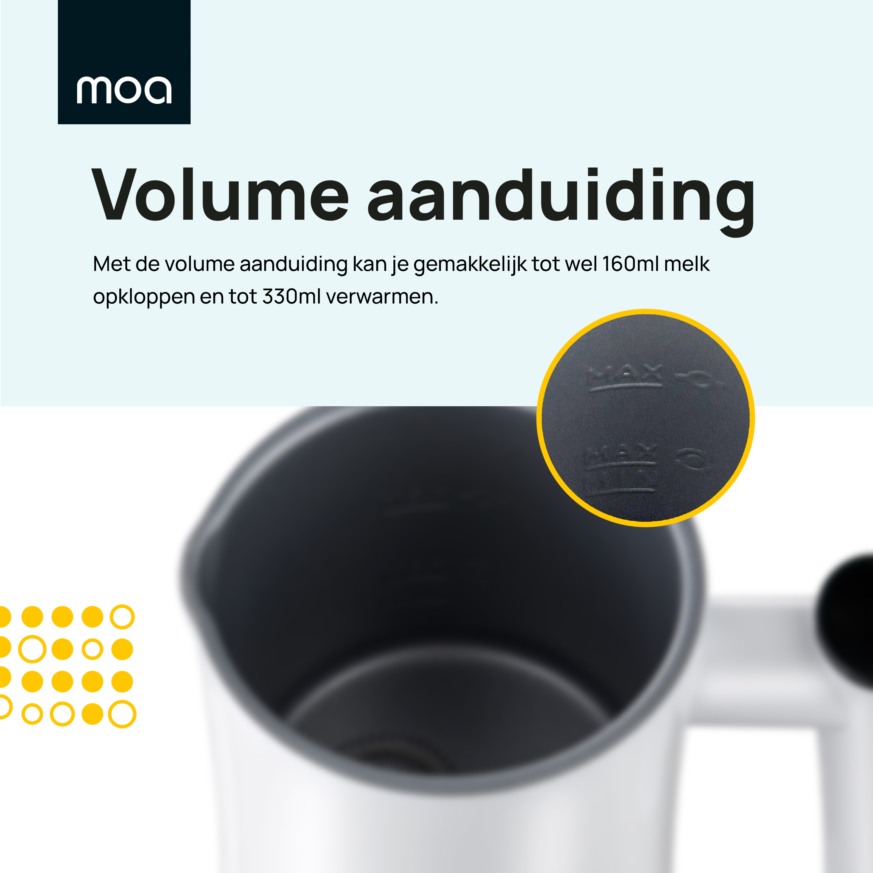 Een witte melkopschuimkan met volumemarkeringen. Een close-up toont de max- en min-lijnen.