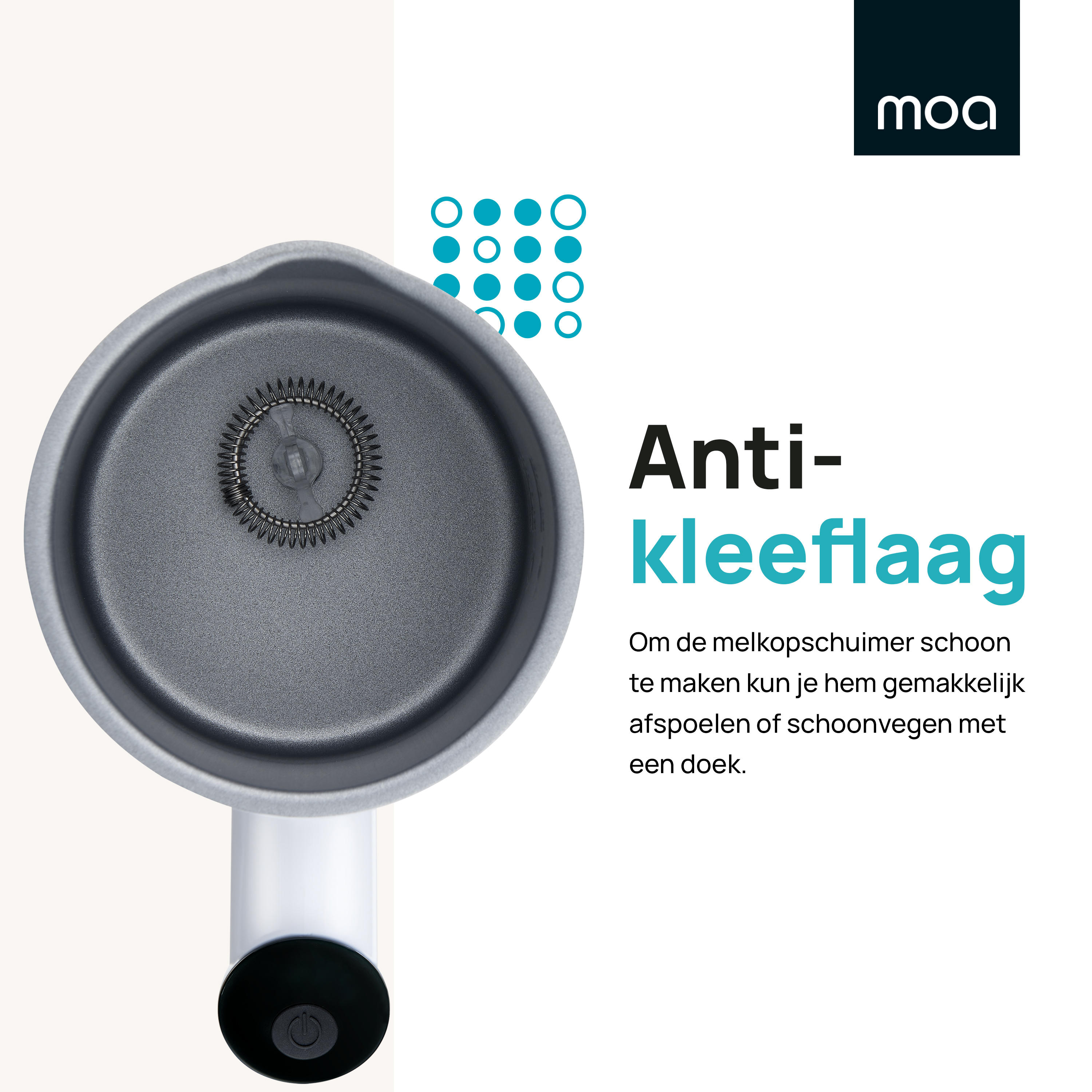Een anti-aanbak melkopschuimer met een handvat, die de binnenkant met tekst toont.