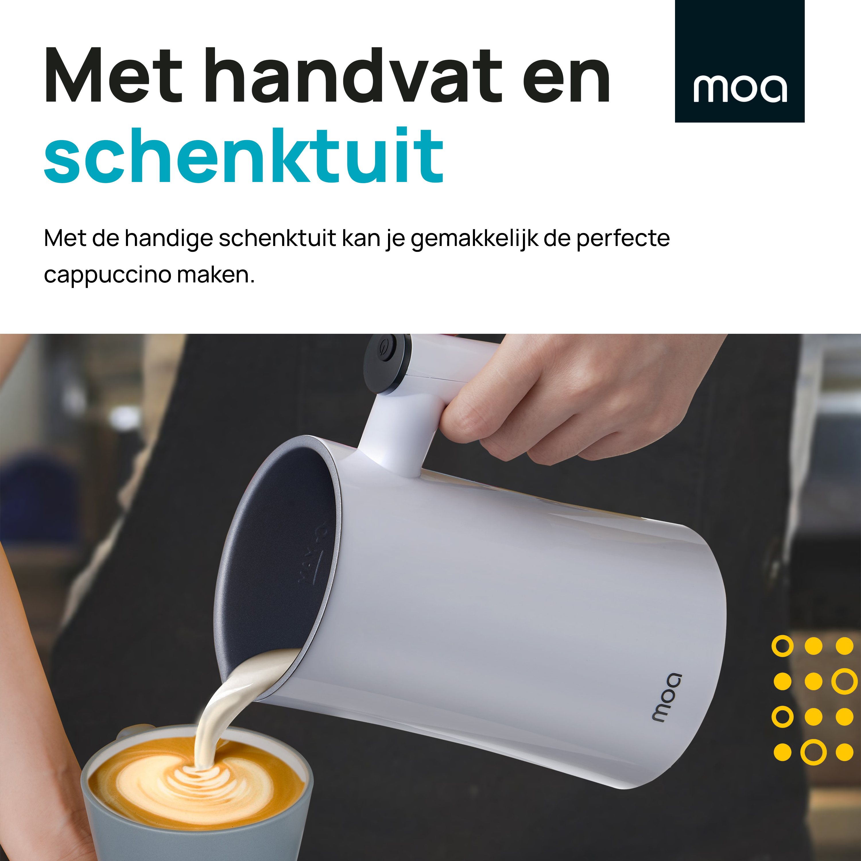 Persoon giet melk in een kopje. Tekst: Met handvat en schenktuit. Cappuccino wordt gemaakt.