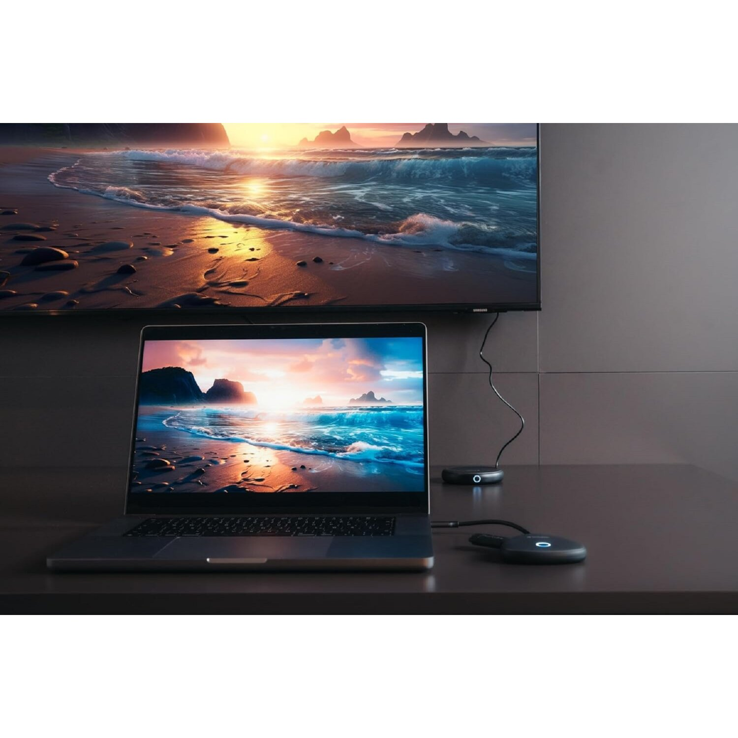 Laptop mit TV verbunden. Andere Geräte sind auf dem Tisch platziert.