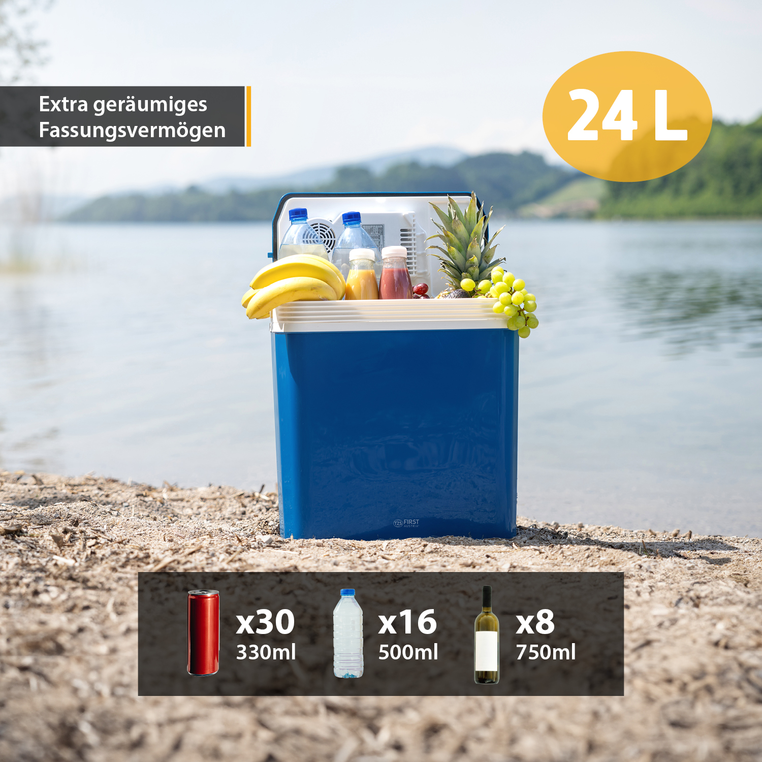 Eine blaue Kühlbox mit Essen und Getränken an einem Strand neben dem Wasser.