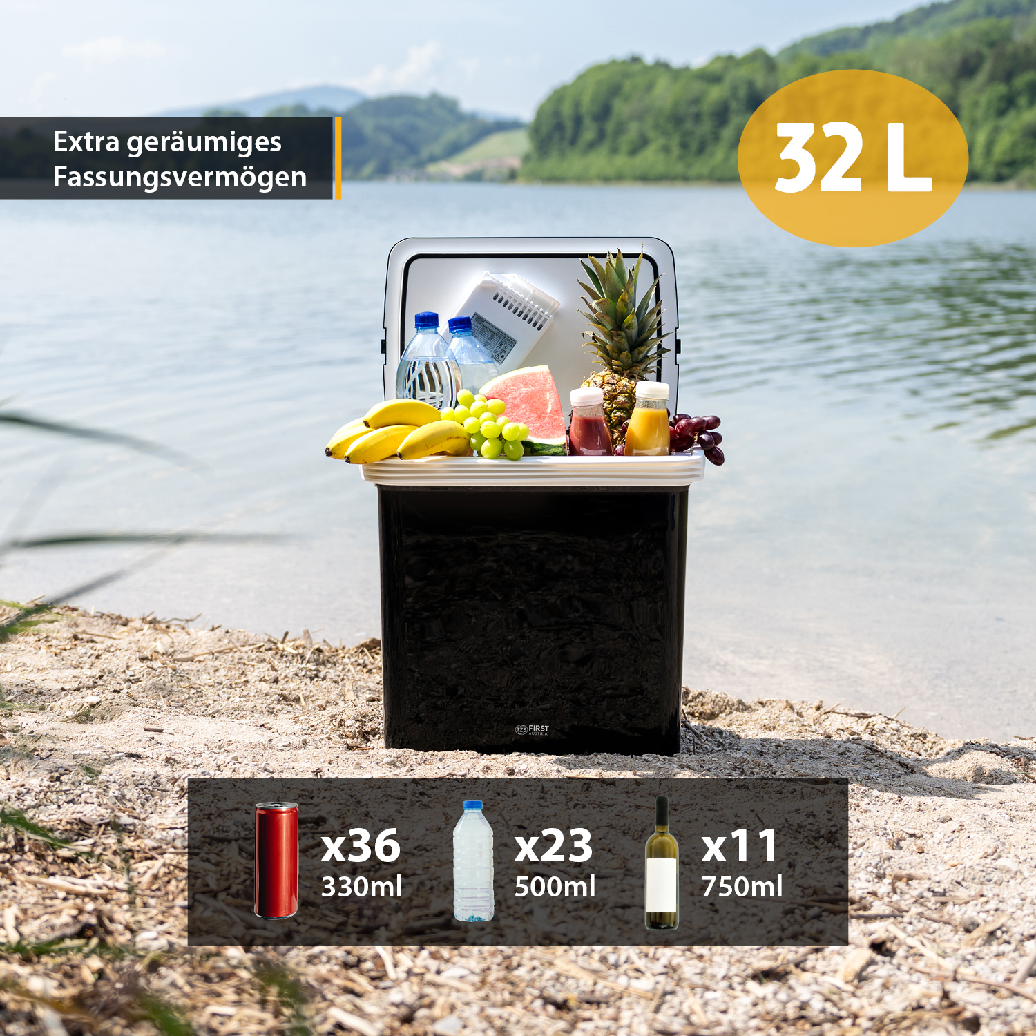 Eine schwarze Kühlbox, offen mit Früchten, Getränken und einem Hintergrund mit Seeblick.