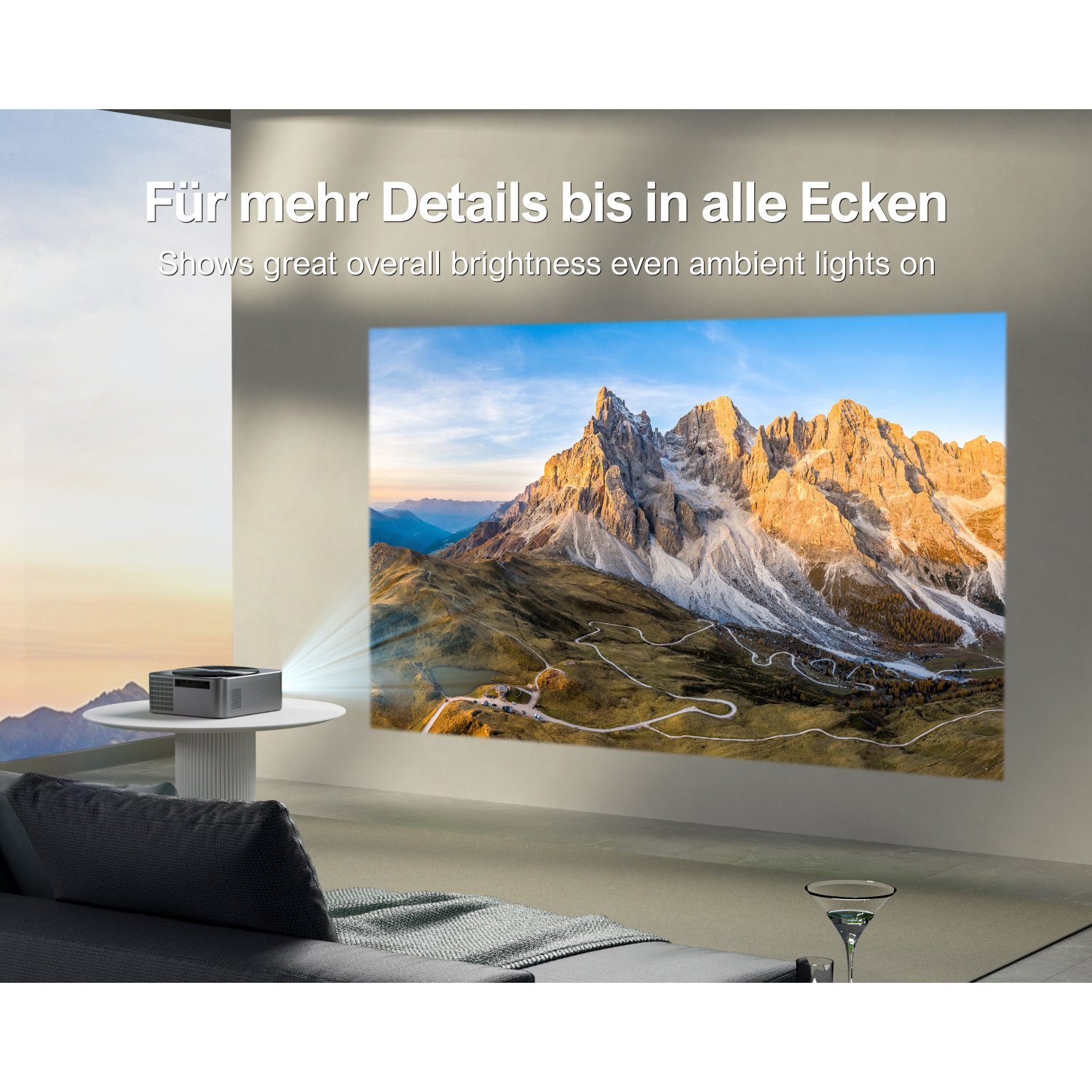 Projektor, der eine Berglandschaft auf eine Wand mit blauem Himmel projiziert.