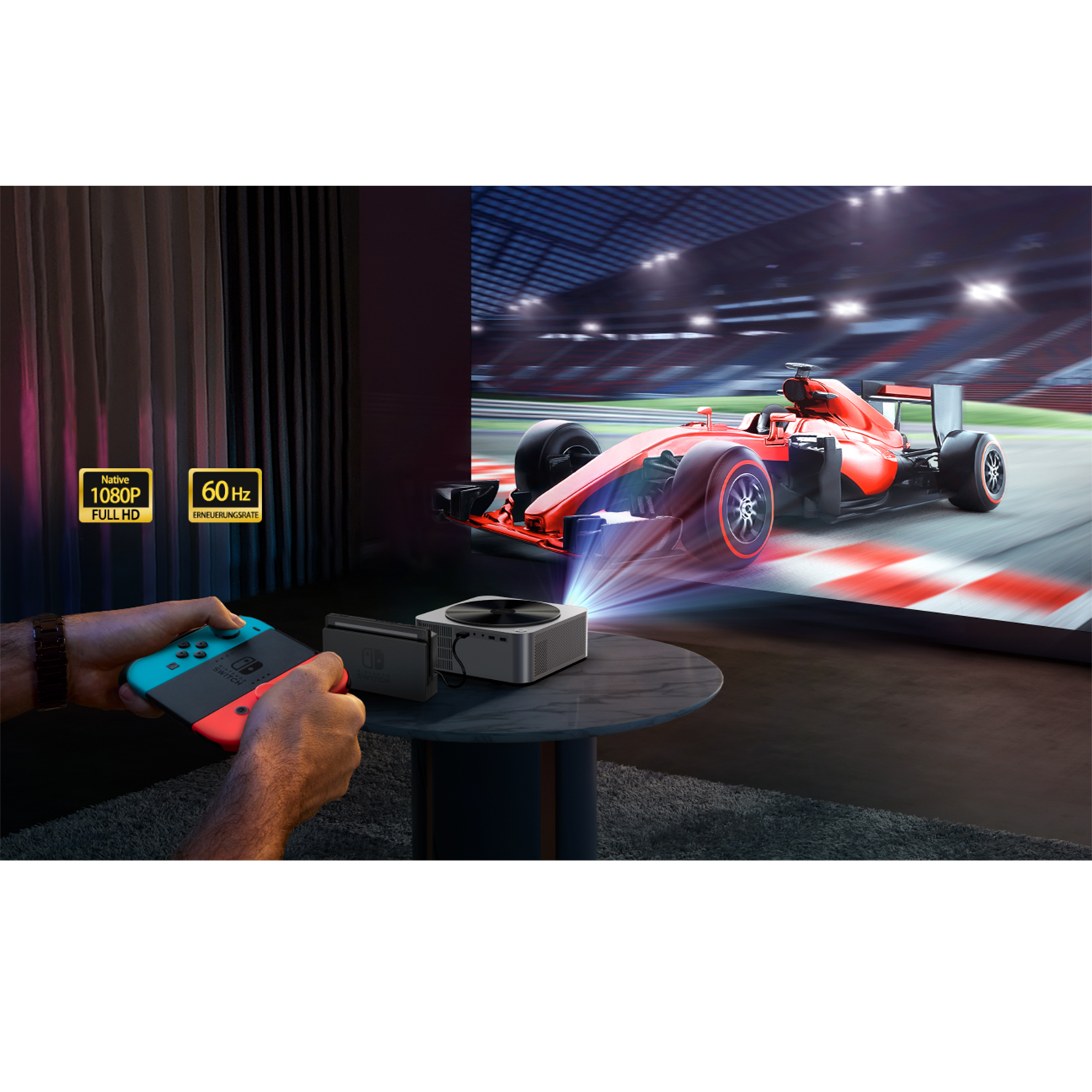 Ein Projektor zeigt eine Rennwagenszene, während eine Person einen Spielecontroller hält.