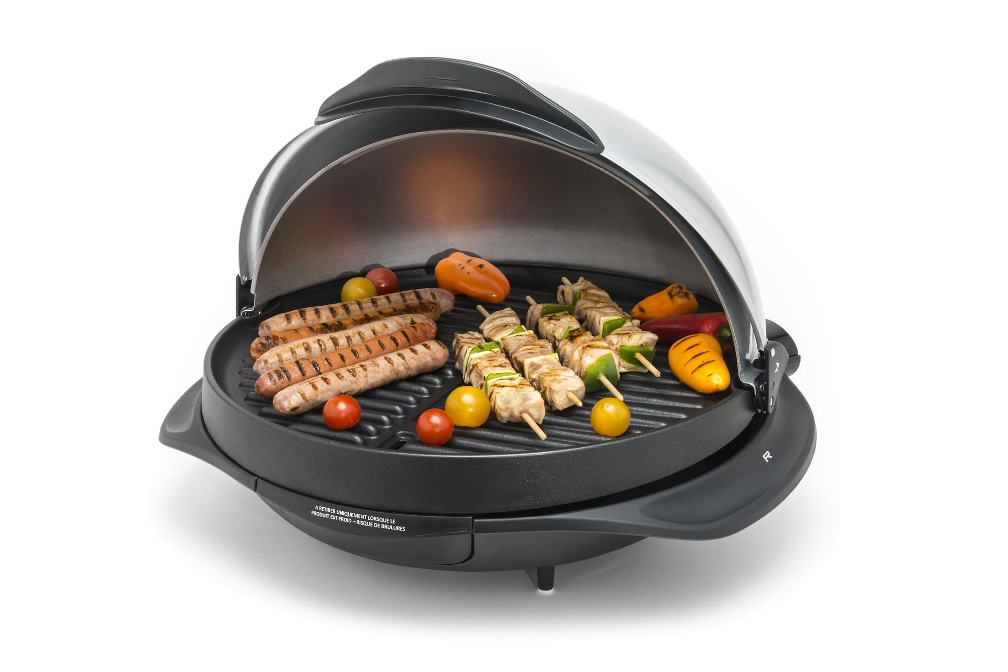 Offener Grill mit Essen: Würstchen, Spieße und Paprika, mit offenem Deckel, auf Weiß.