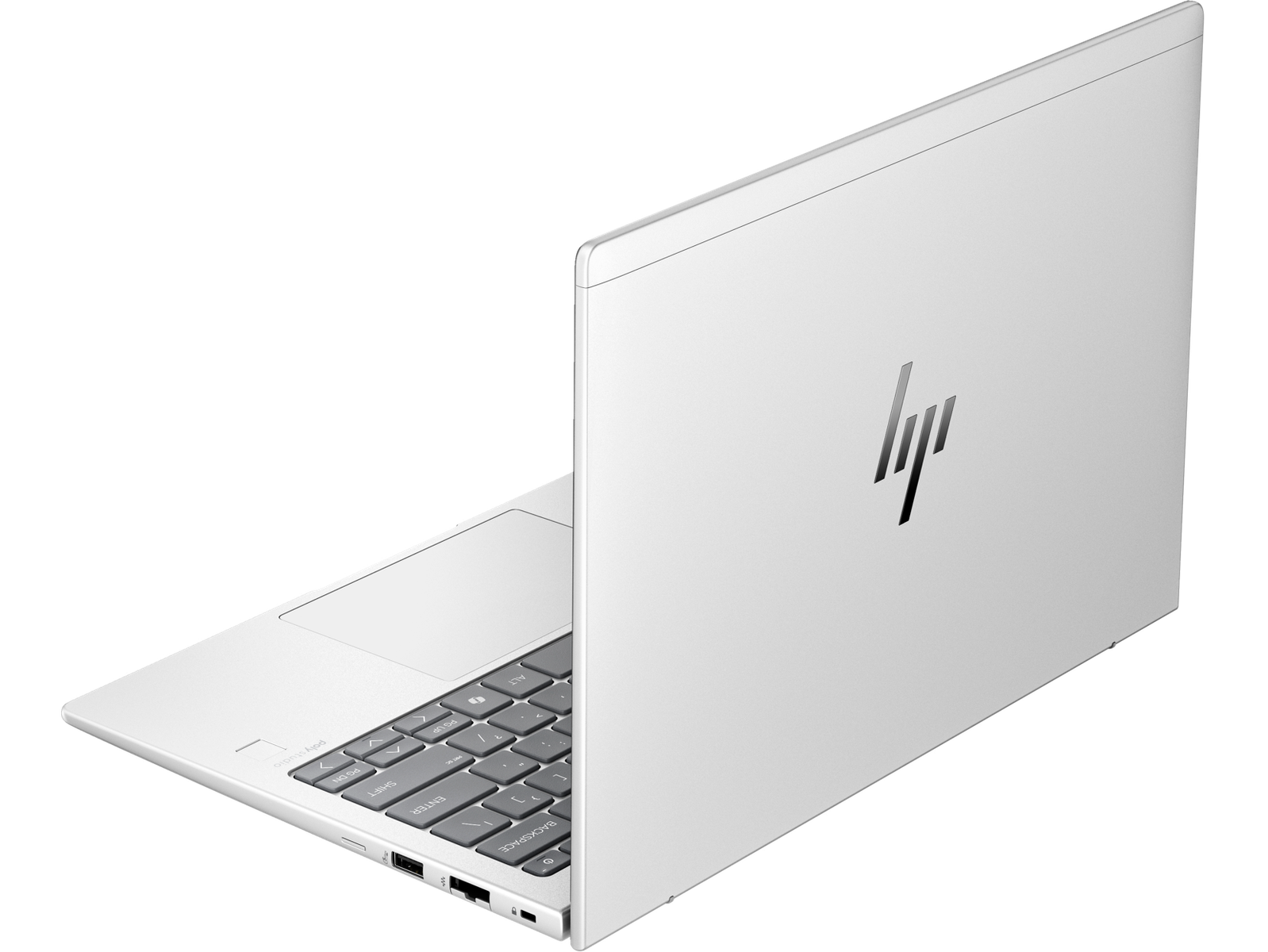 Laptop blanco, abierto, en ángulo, con el logo HP visible. Teclado y panel táctil a la vista.