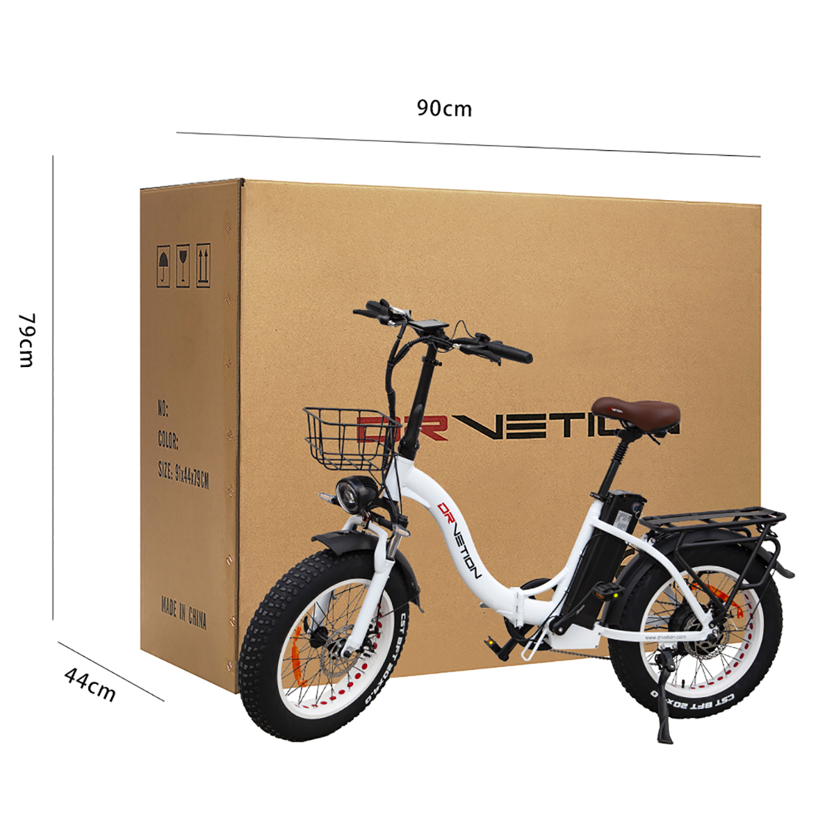 Ein Elektrofahrrad vor einem Karton. Abmessungen sind angegeben. Fahrrad ist weiß mit schwarzen Akzenten.