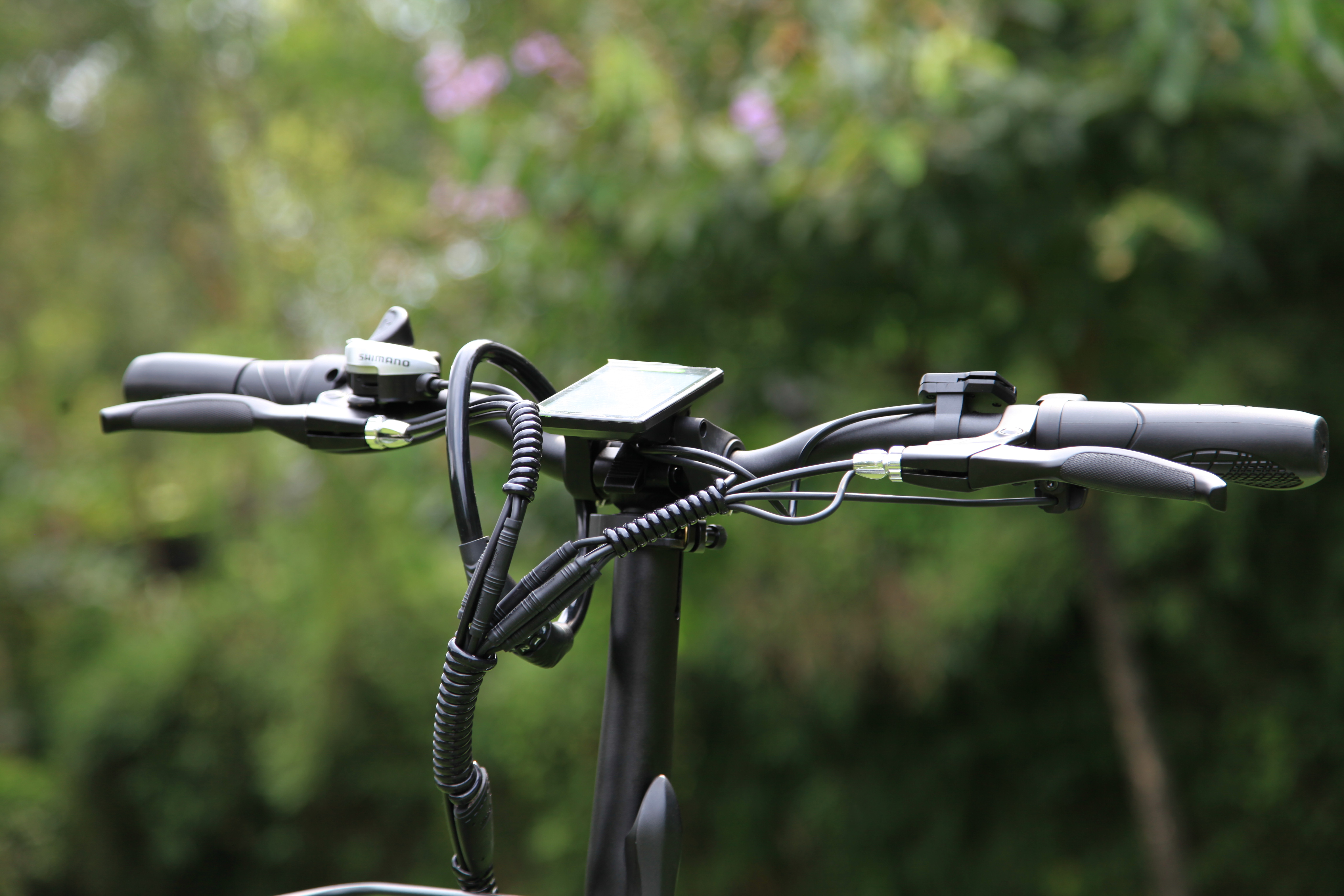 Der Lenker eines E-Scooters mit Bedienelementen und Display.
