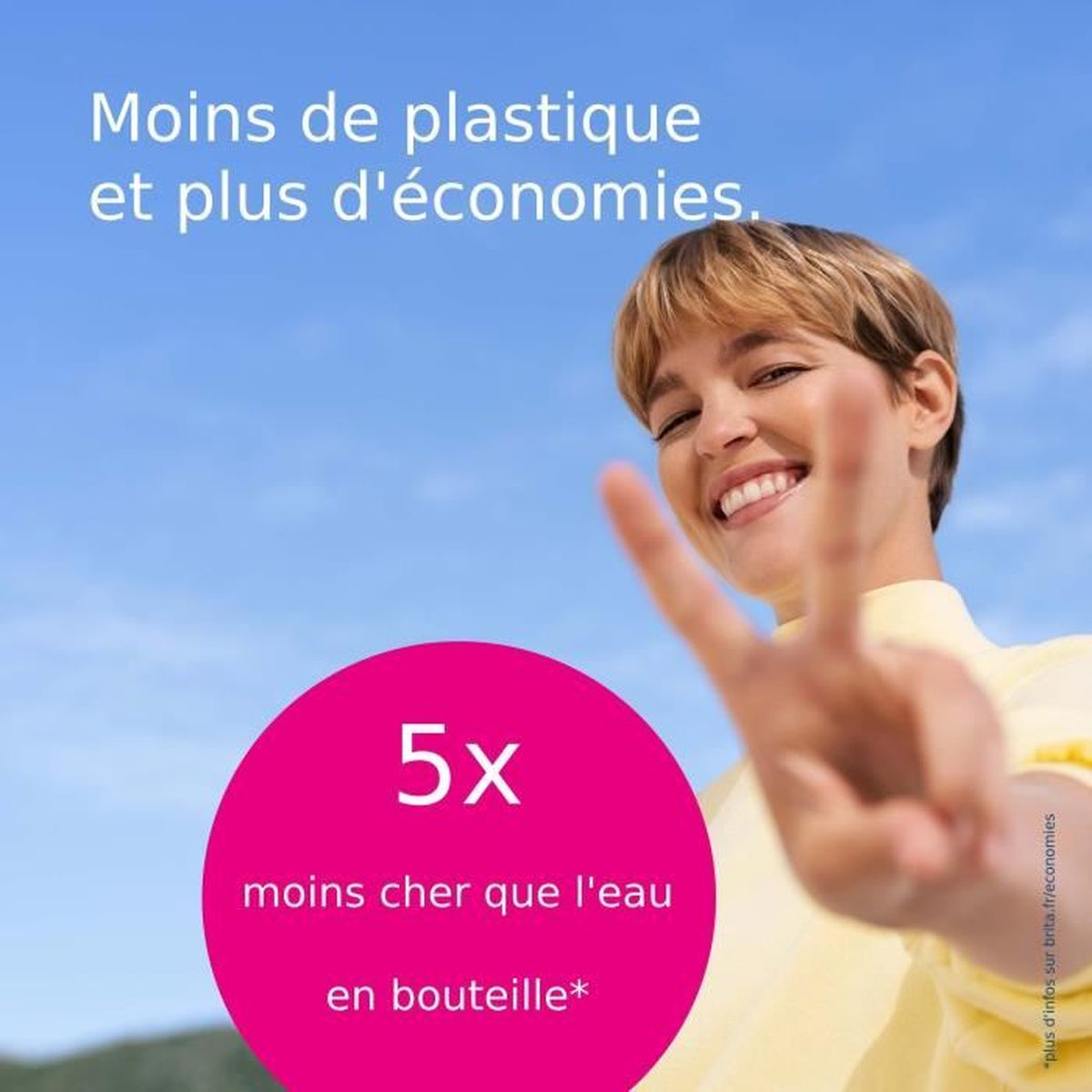 Uśmiechnięta kobieta, znak pokoju, tekst: Mniej plastiku, więcej oszczędności; i 5x taniej.