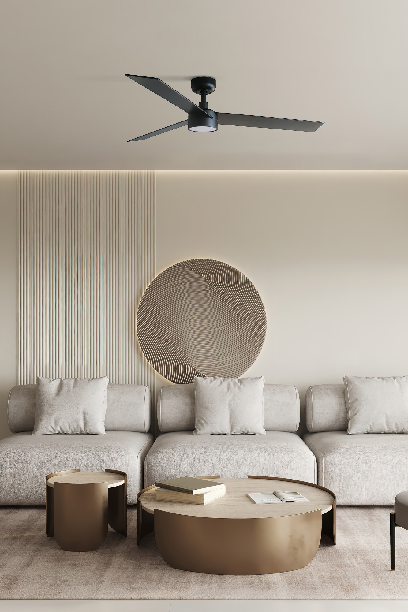 Un moderno soggiorno con ventilatore a soffitto, divano, tavolino e decorazioni murali.