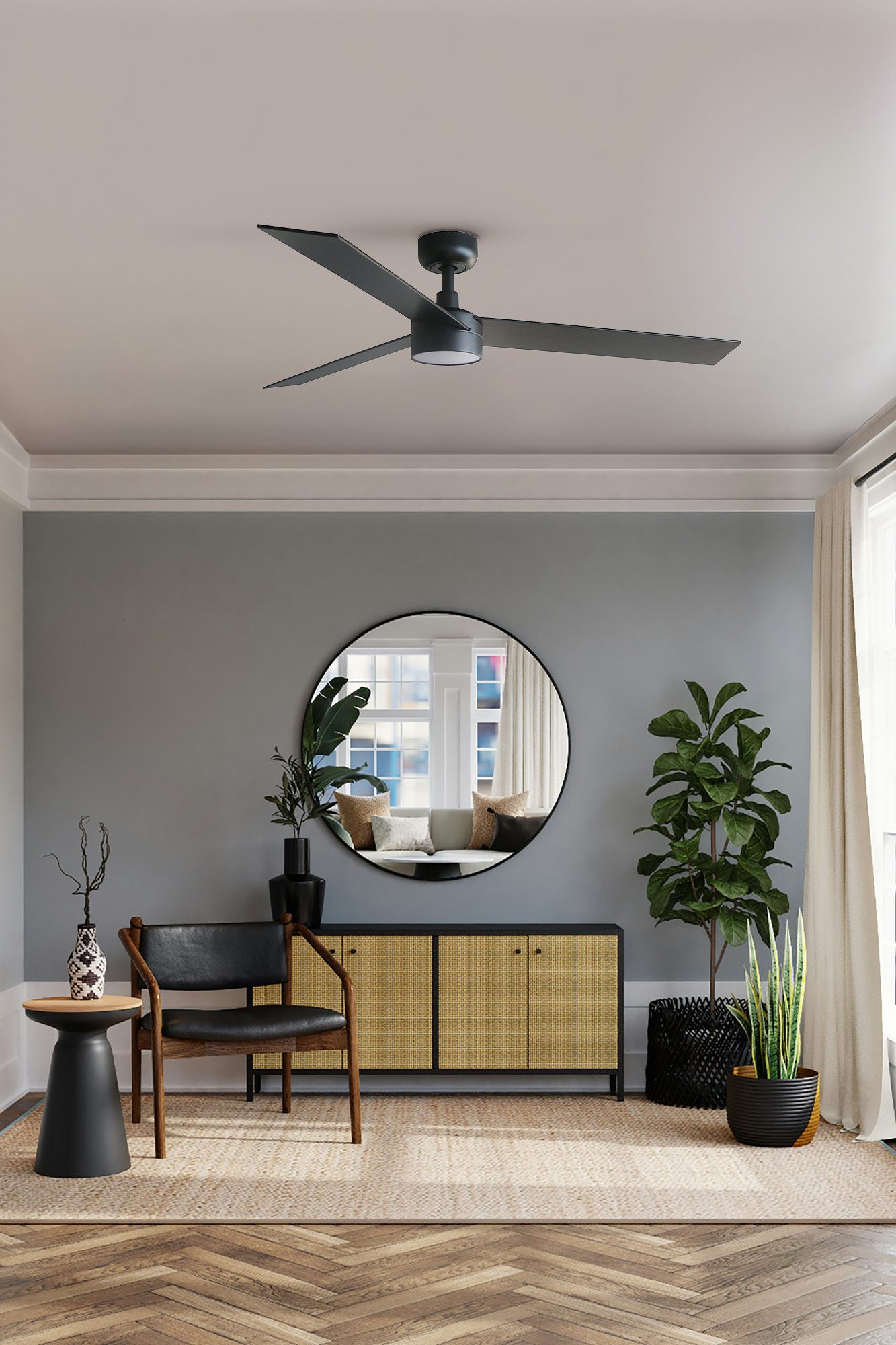 Un soggiorno con ventilatore, specchio, piante e mobili con tappeto.