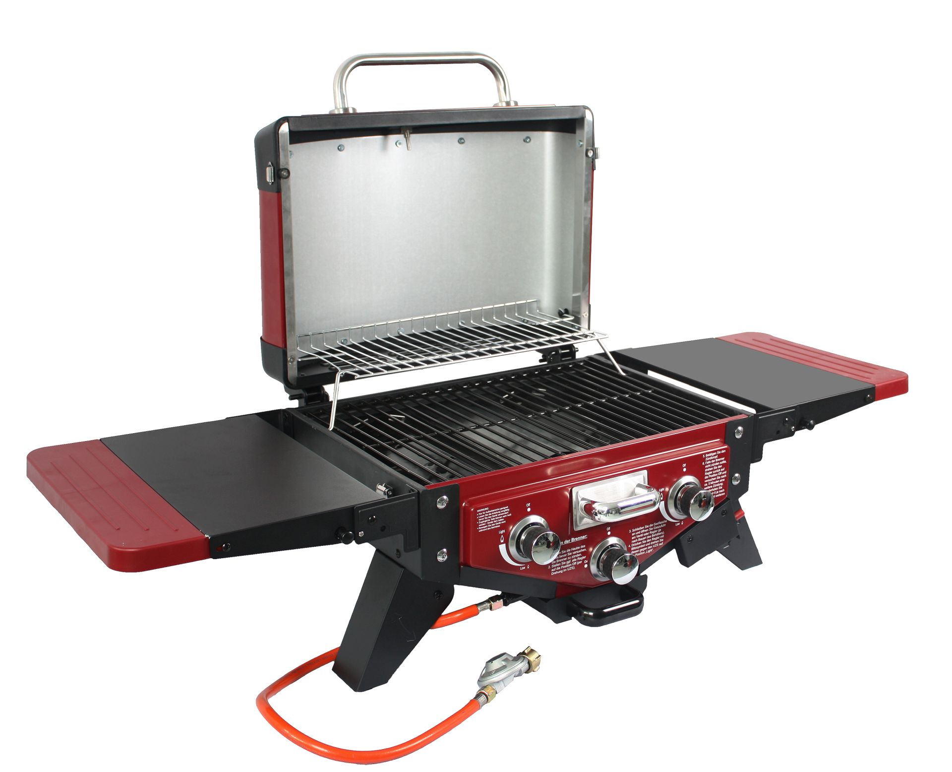 Roter und schwarzer tragbarer Gasgrill, offen, mit Grill und Brennersteuerungen. Weißer Hintergrund.