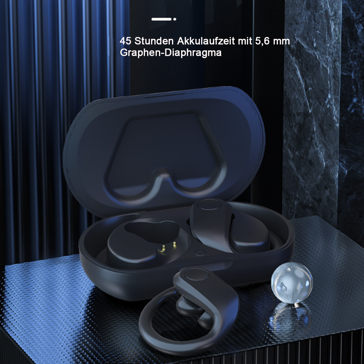 Schwarze Ohrhörer in einer Ladebox, mit einer Glaskugel auf dunkler Oberfläche.