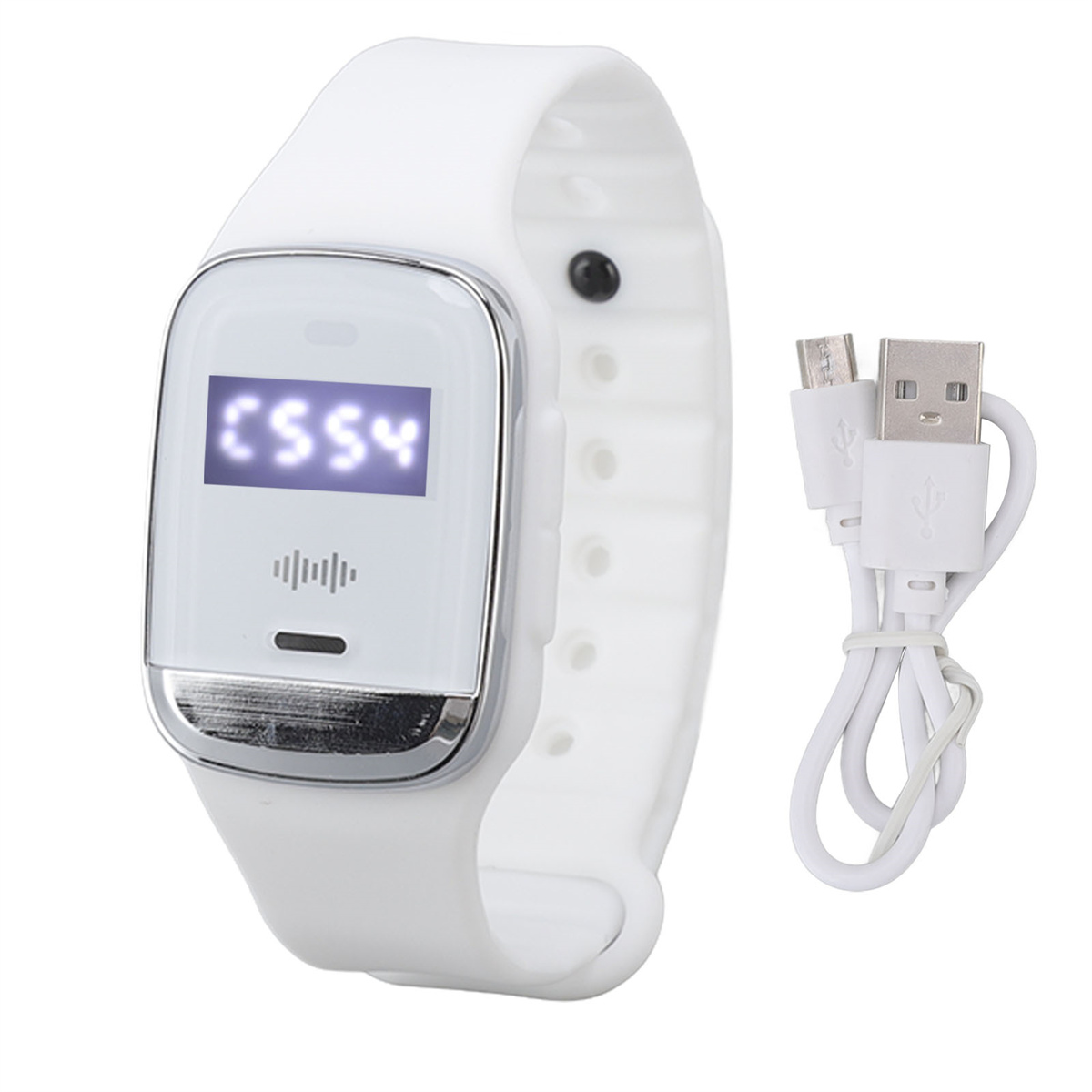 Eine weiße Smartwatch und ein USB-Ladekabel. Die Uhr zeigt eine digitale Zeit an, und das Kabel ist gebündelt.