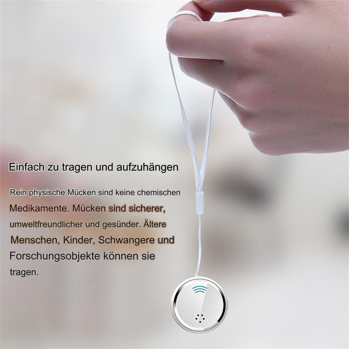 Weißes, kreisförmiges Anti-Mücken-Gerät an einer Schnur, gehalten von einer Hand.