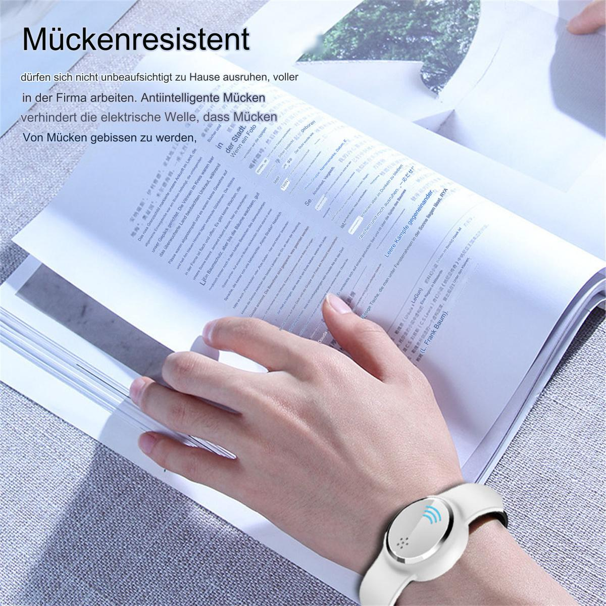Person trägt weißes Armband, liest Buch. Deutscher Text über Insekten.