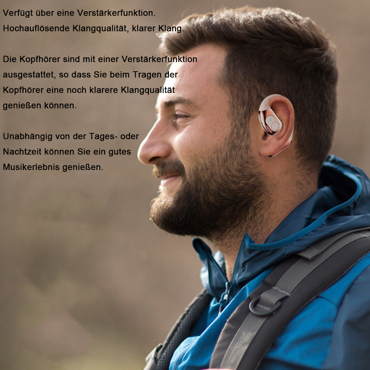 Mann mit Ohrhörer, lächelnd, mit Rucksack, im Freien, mit Textüberlagerung.