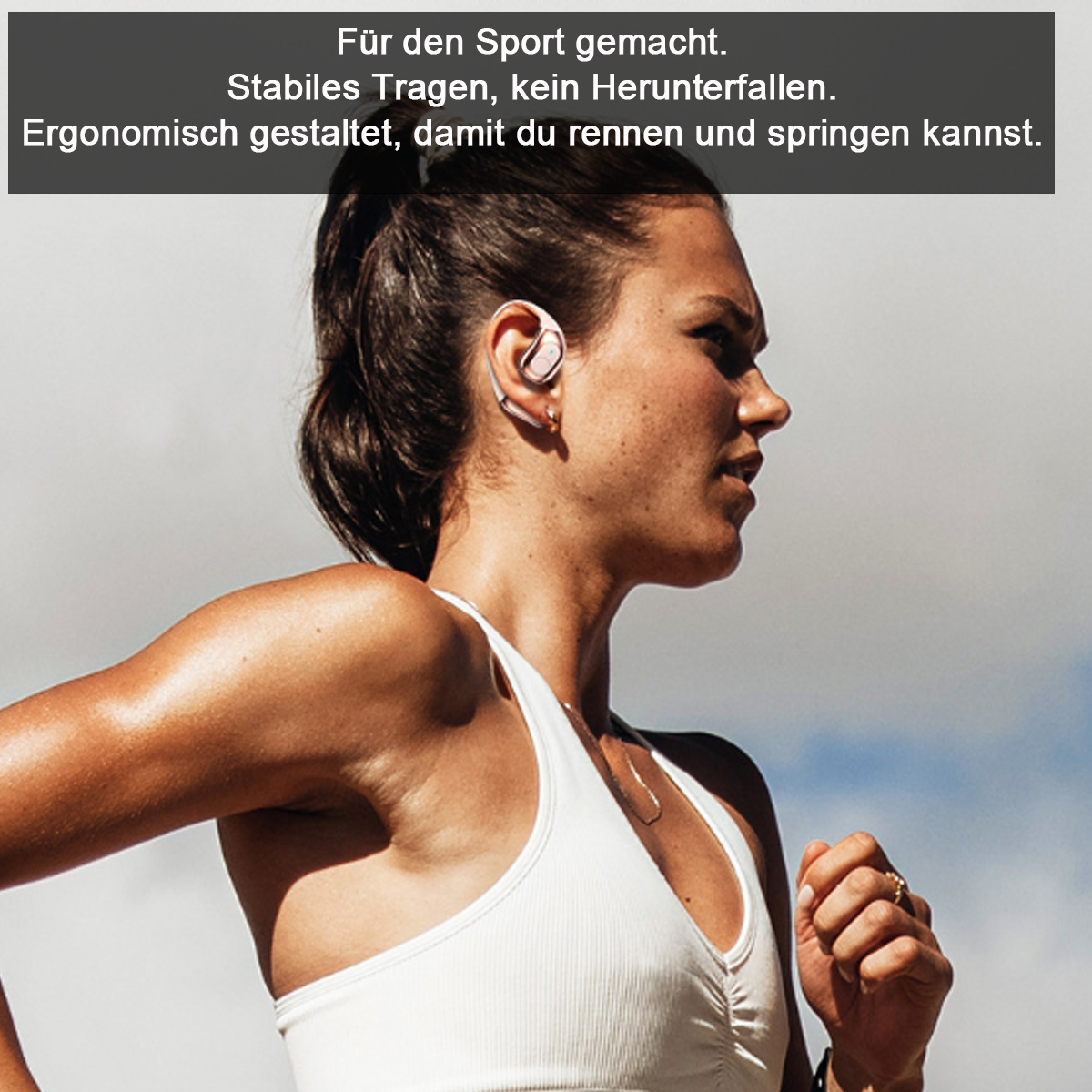 Eine Frau rennt, trägt ein weißes Oberteil und Ohrhörer. Text auf Deutsch überlagert.