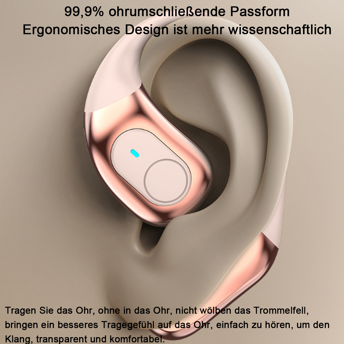Ohrhörer, roségold und beige, im Ohr. Beiger Hintergrund.