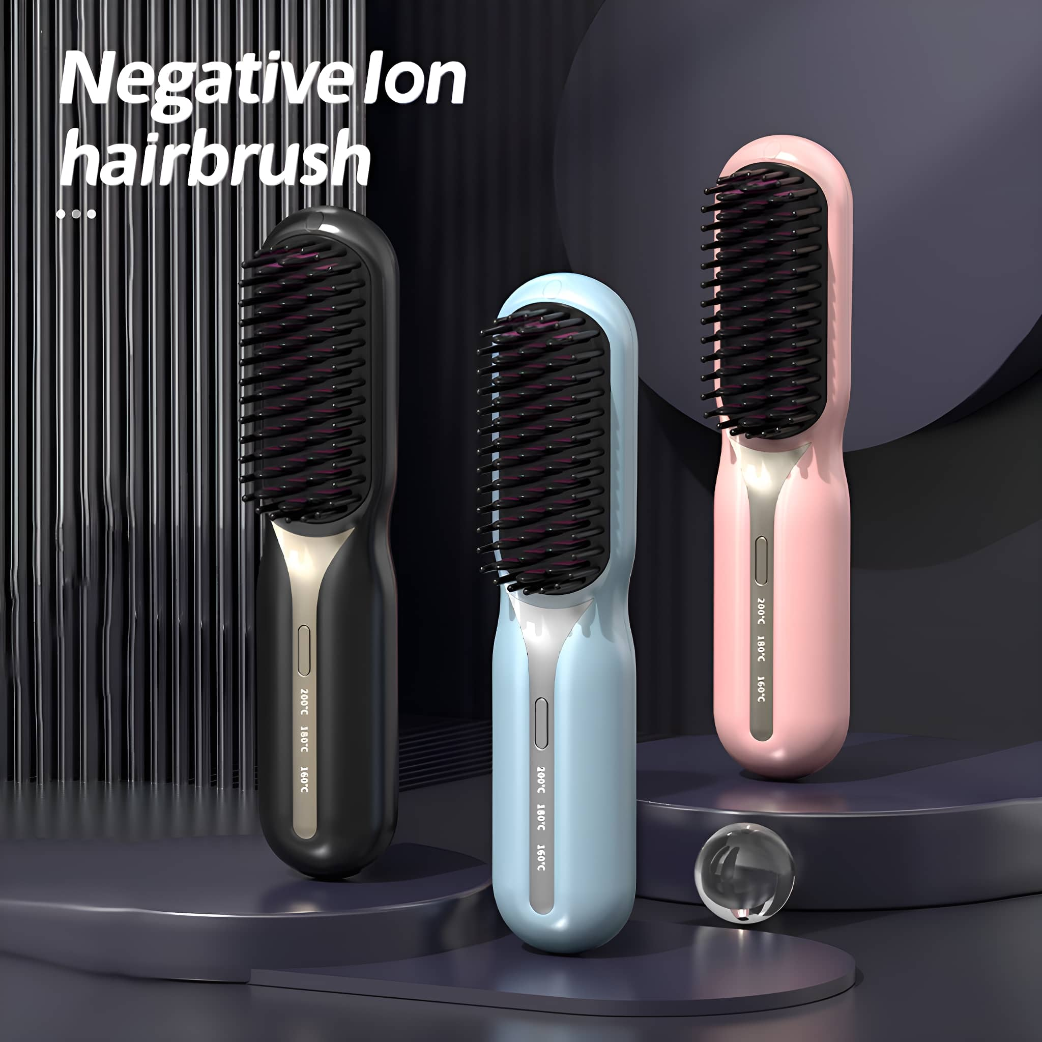 Drei Haarbürsten werden in Schwarz, Blau und Pink gezeigt. Jede mit einem gebogenen Griff.